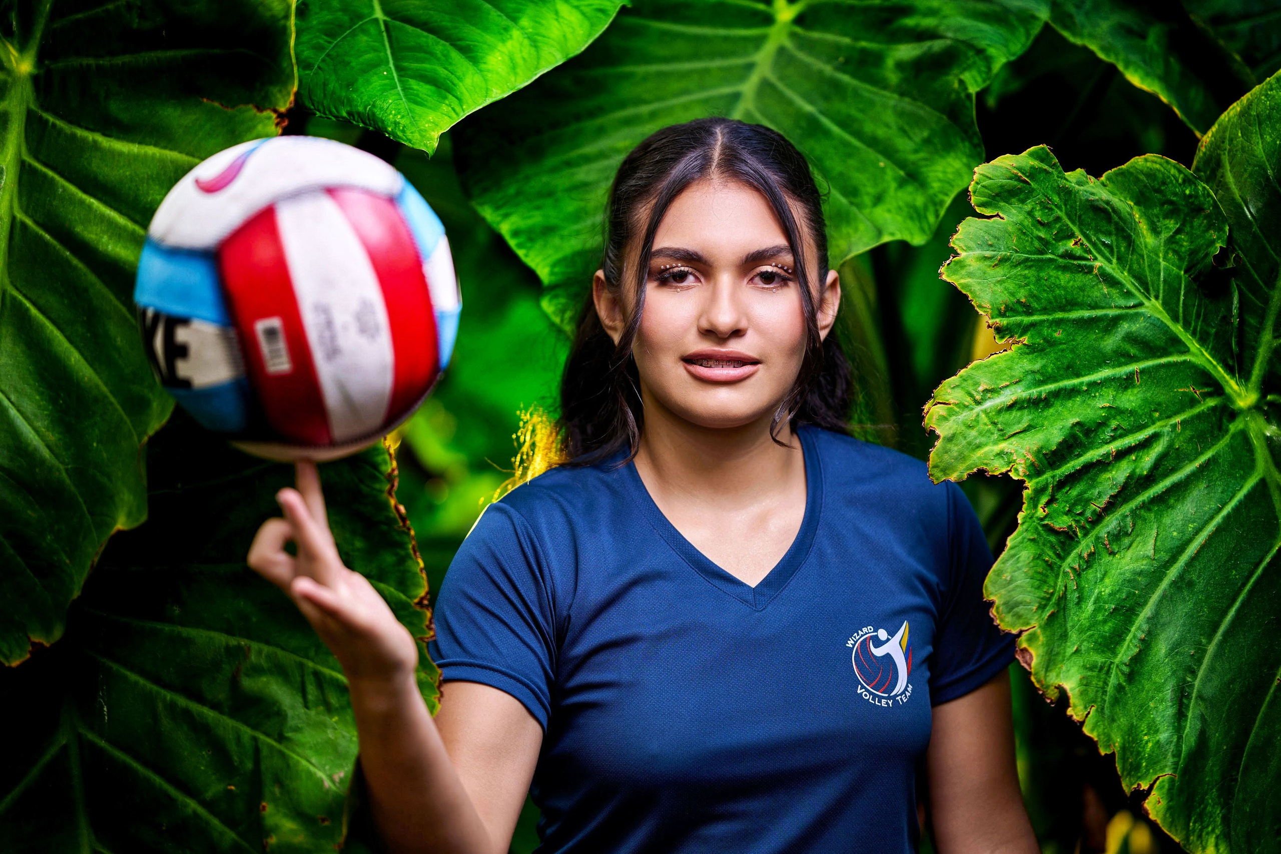 Sesión de fotos de quince años temática de voleibol con Gaby en un entorno natural.