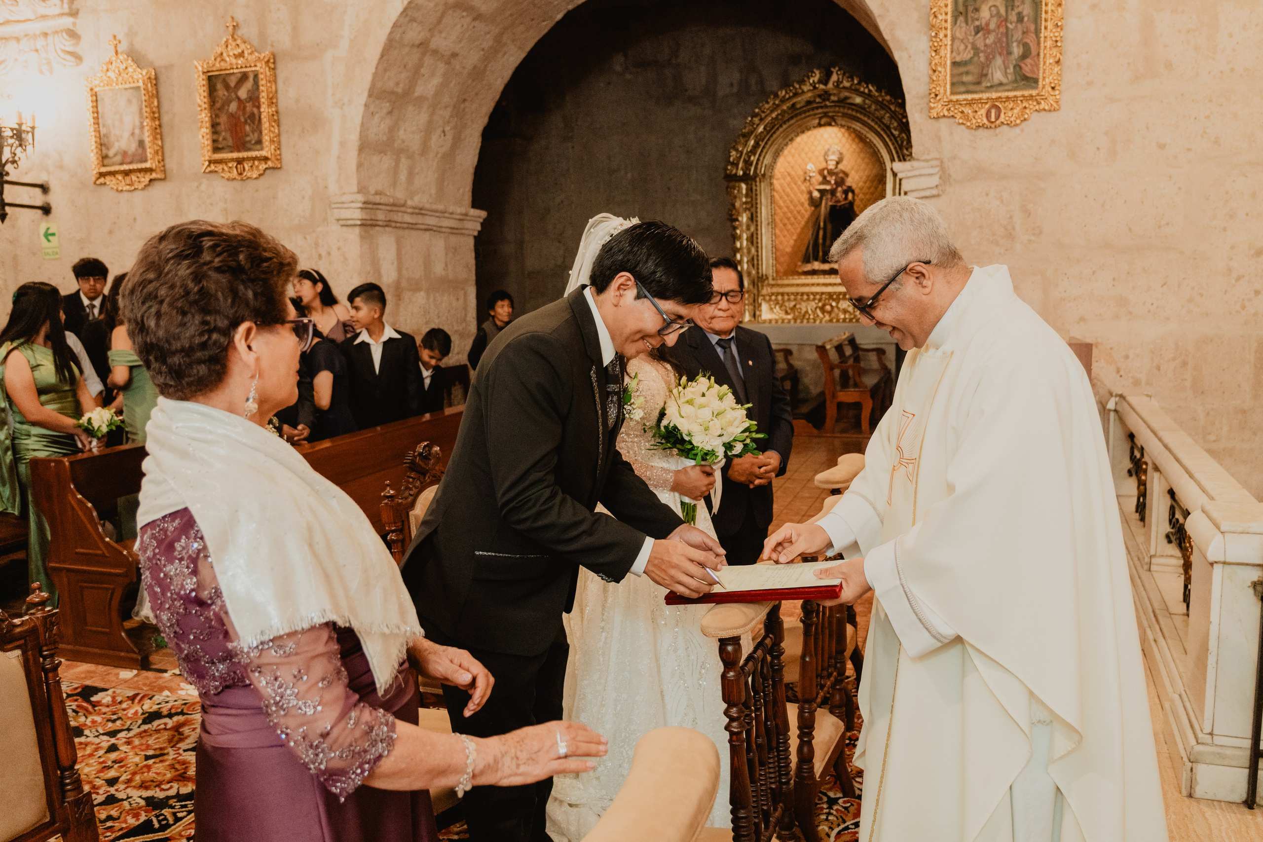 FERNANDO + MARIBEL | BODA RELIGIOSA. Studio KVTA | Fotografía y Video de Bodas en Arequipa