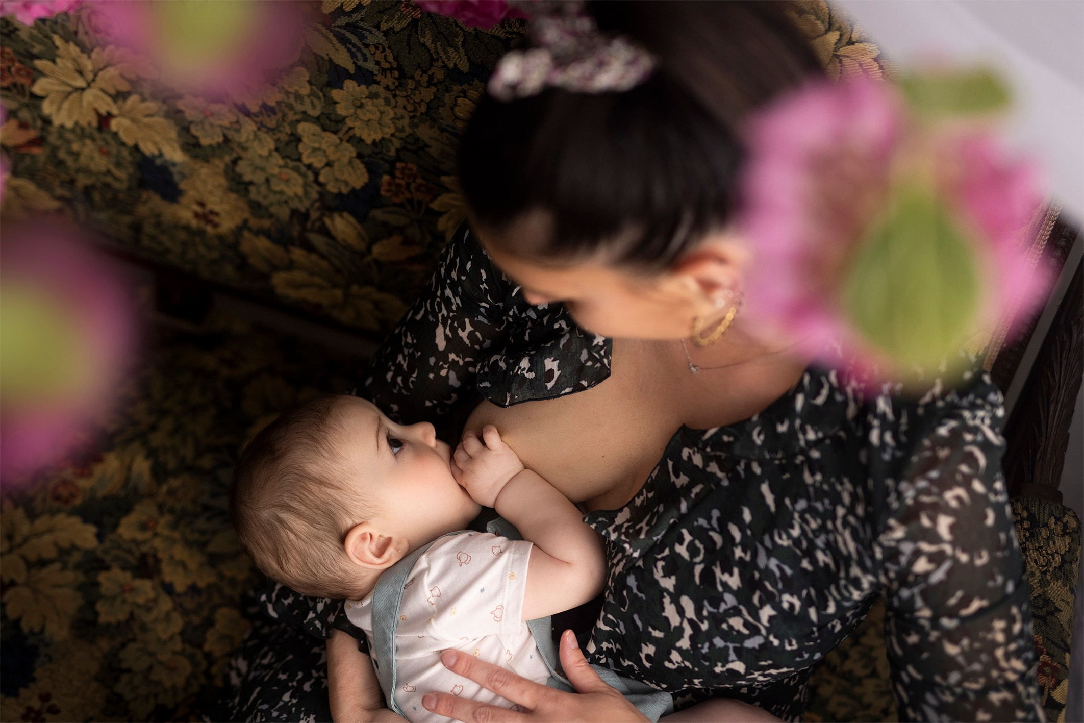 Photographe famille a Bourges seance allaitement 