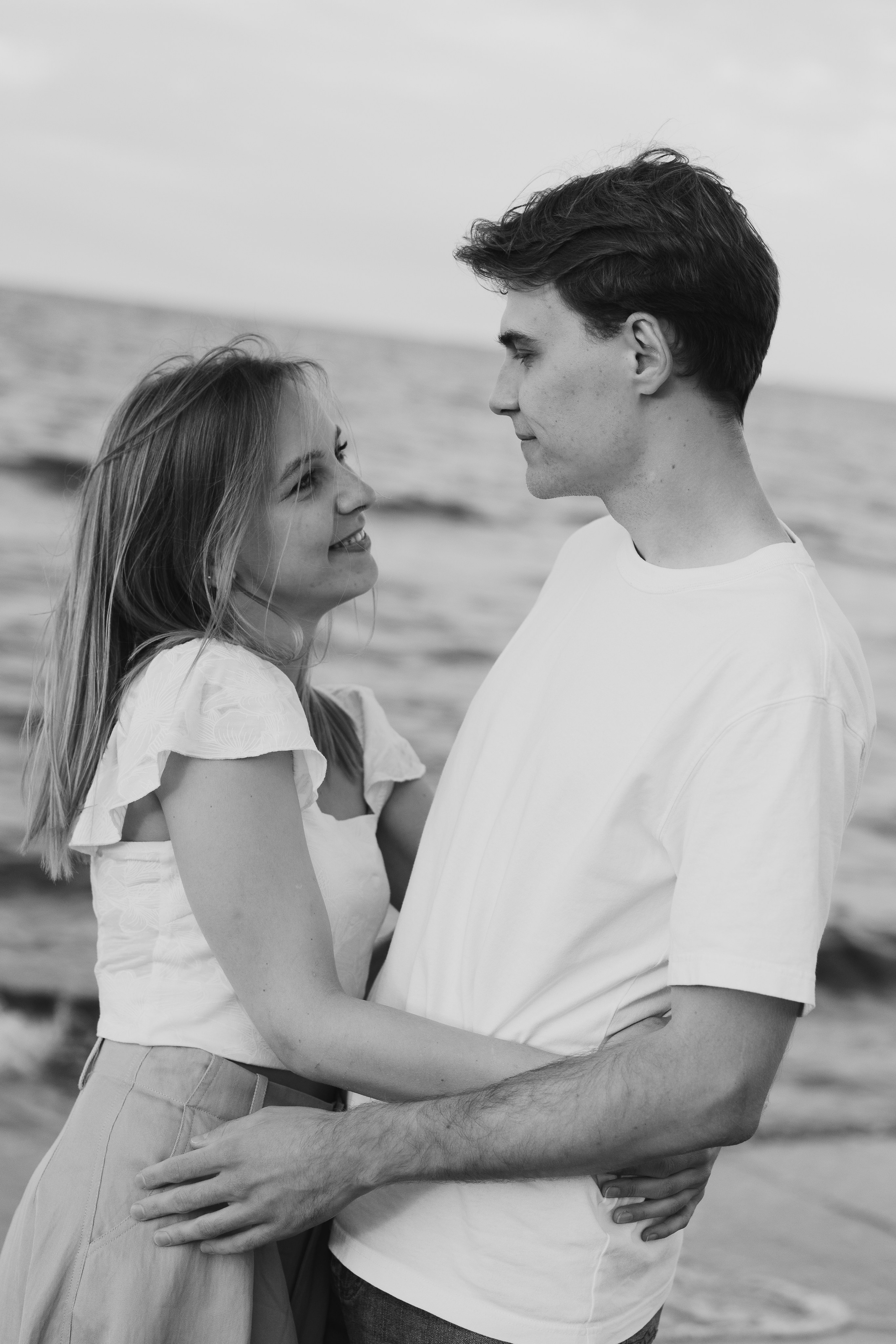 Gracjana i Damian, sesja narzeczeńska nad morzem. Fotograf ślubny & lifestyle Gdańsk, Karolina Baczewska