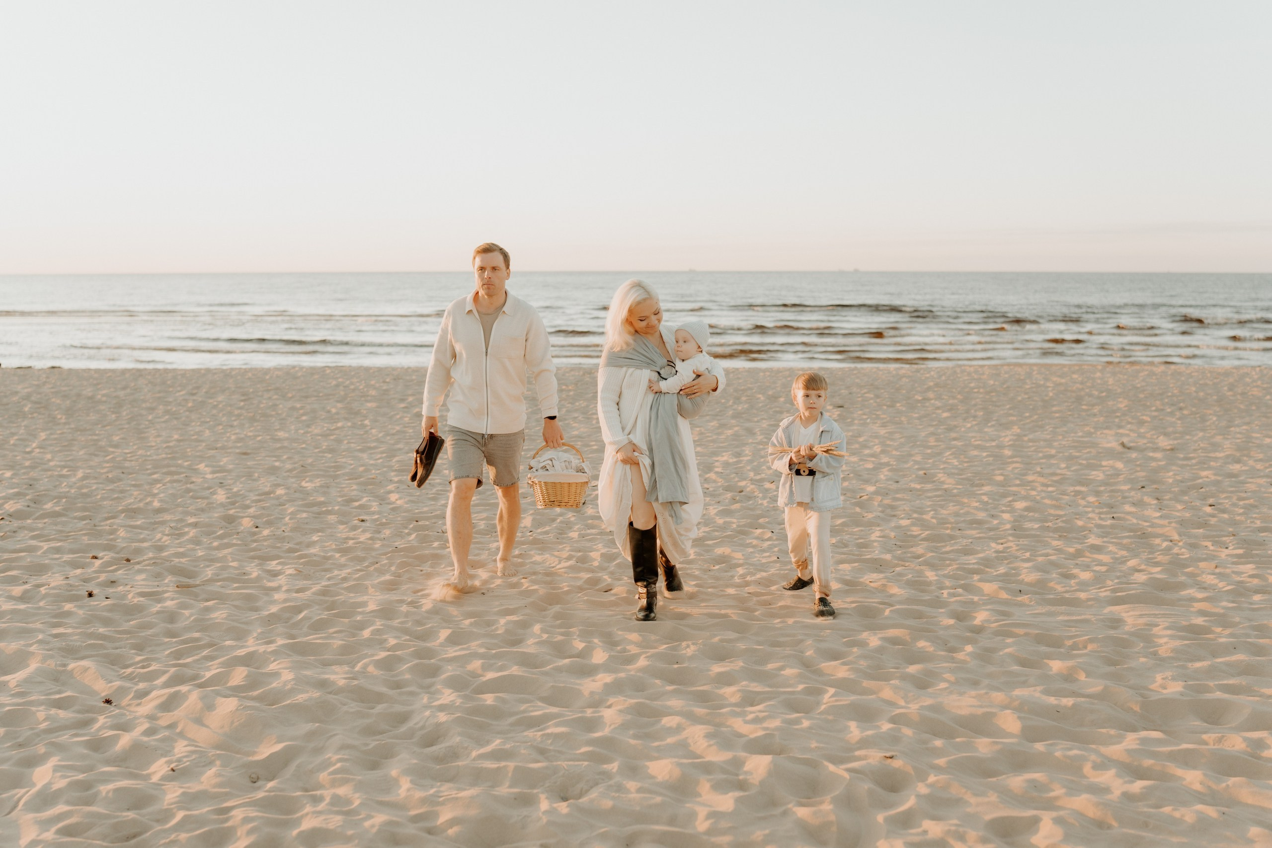 FAMILY IN AUTUMN SUN. Dagneshi Photography