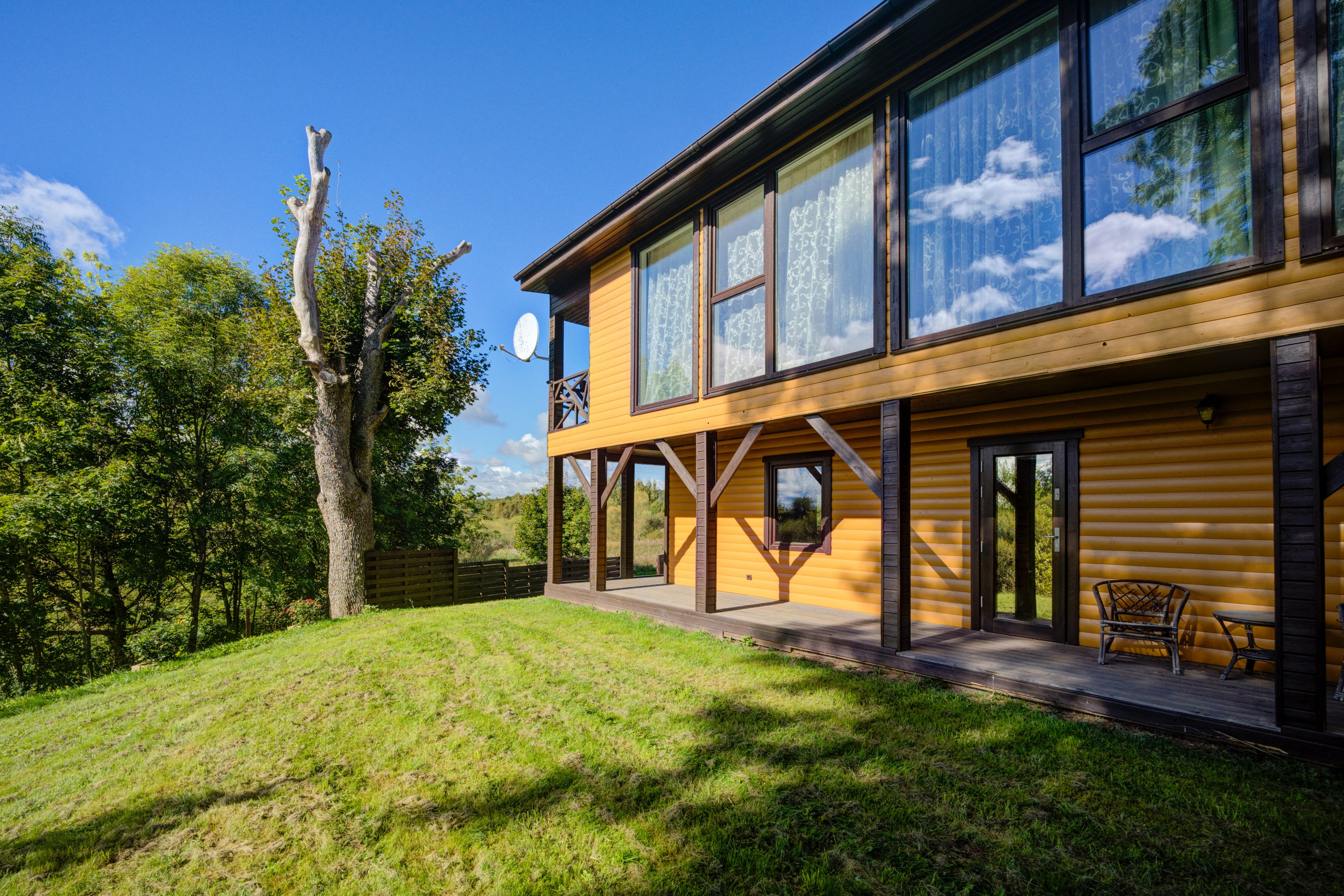 Sadyba Vinliaus r. prie ežero. Elina Sapiega fotografė Vilniuje