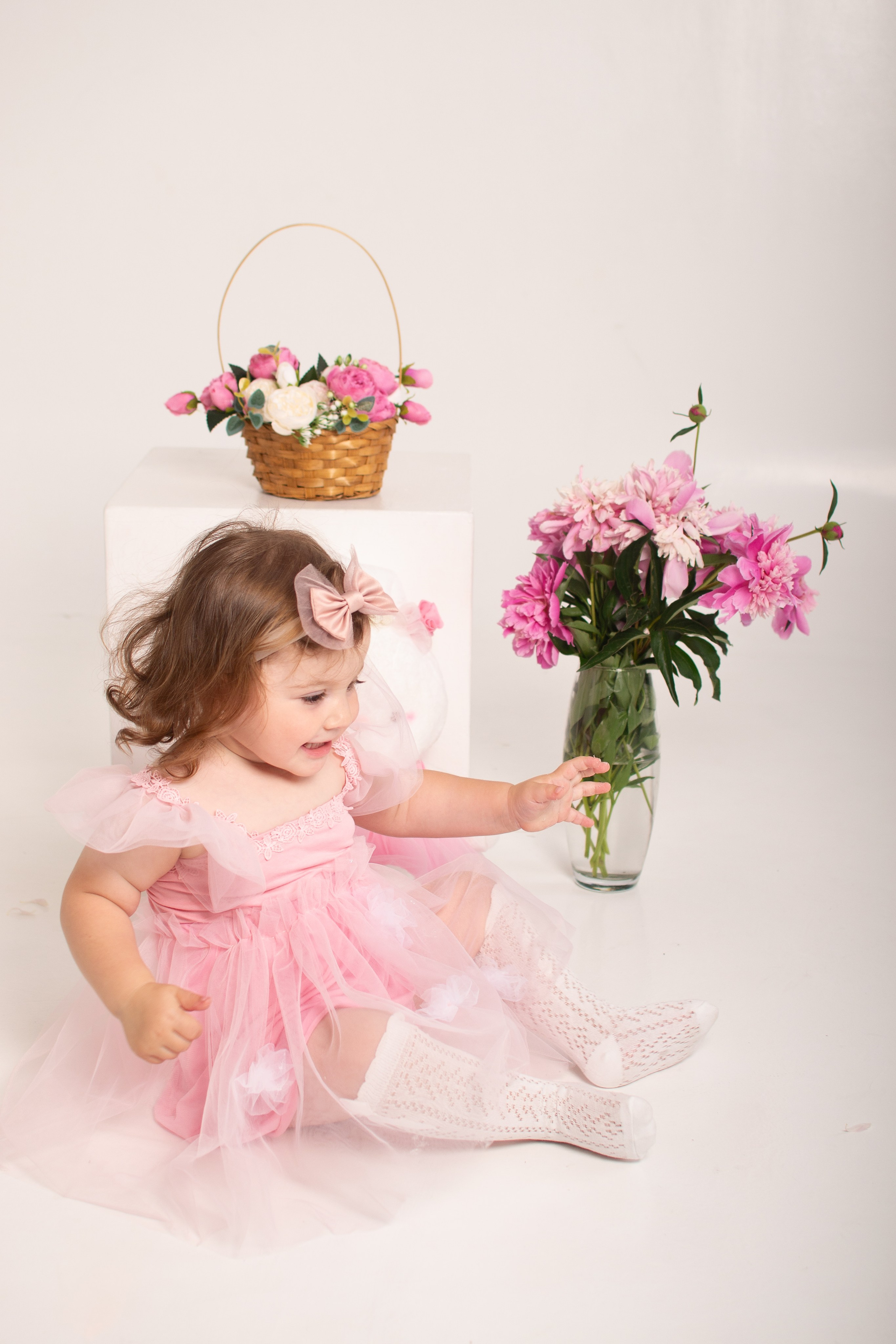 Фотосессия с пионами. Фотограф новорожденных в Темиртау и Караганде Любовь Жукова newborn