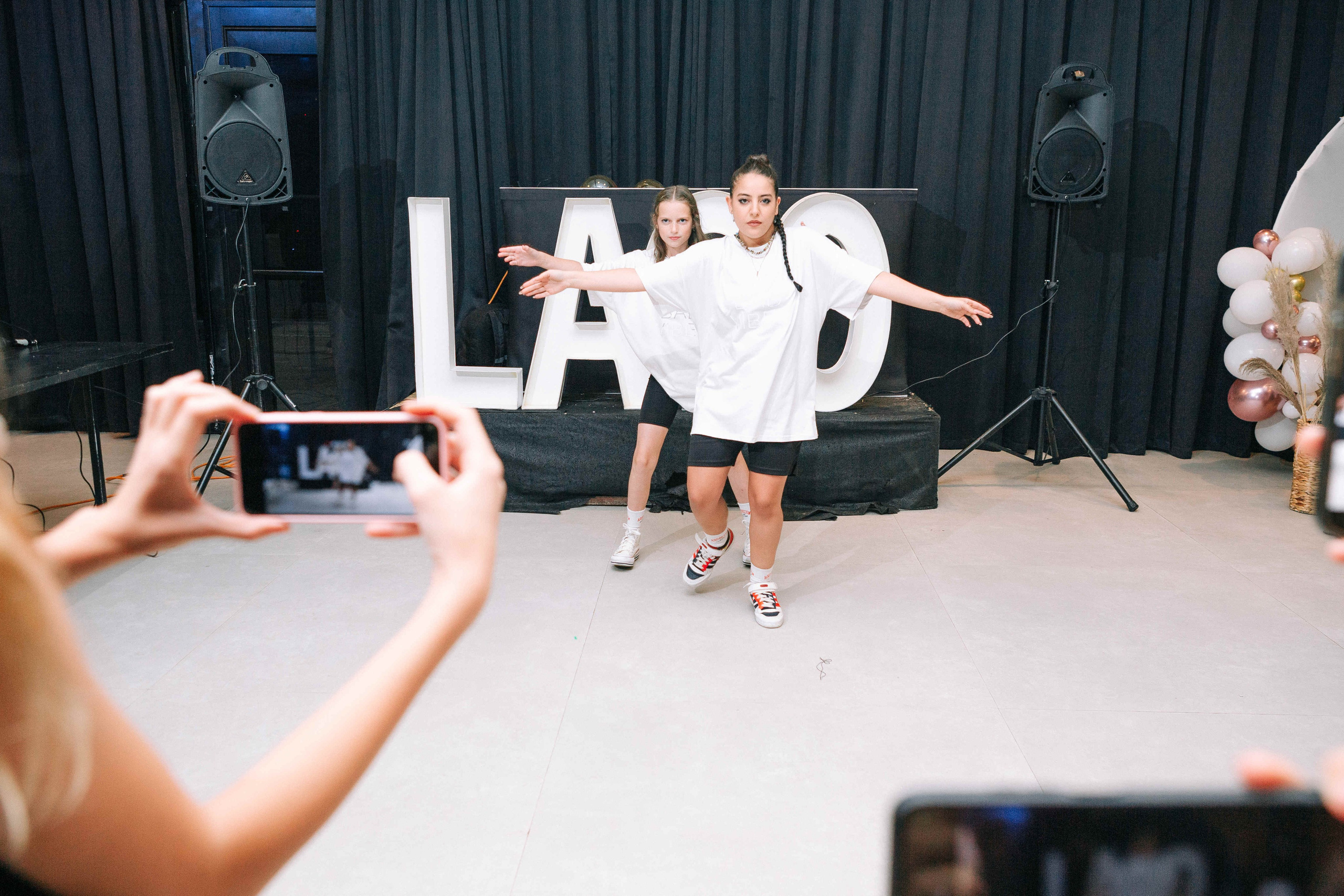 PARTY WITH FRIENDS. Https://shi-photo.com/