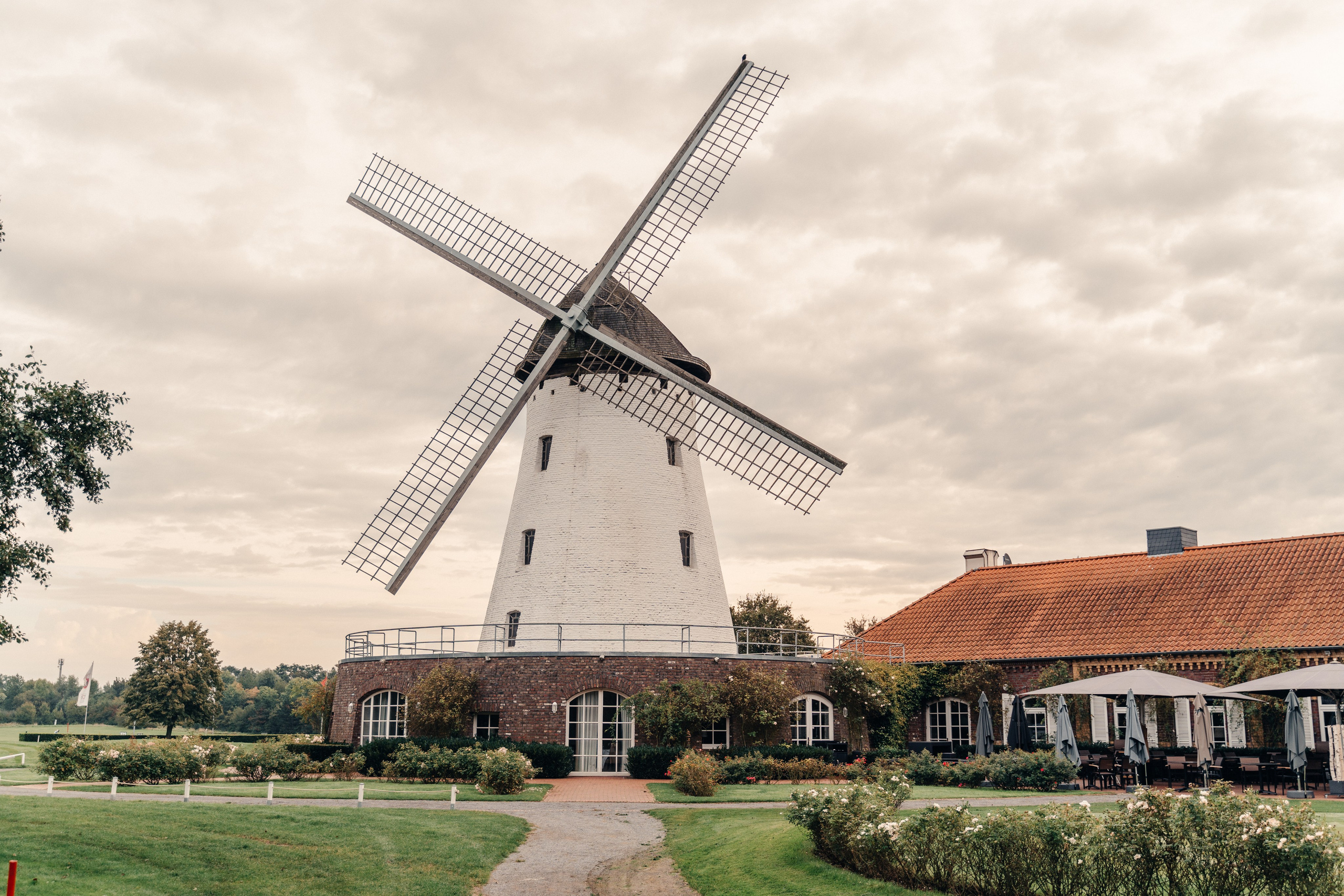 D & M im Restaurant Elfrather Mühle. Wedding Photographer Germany