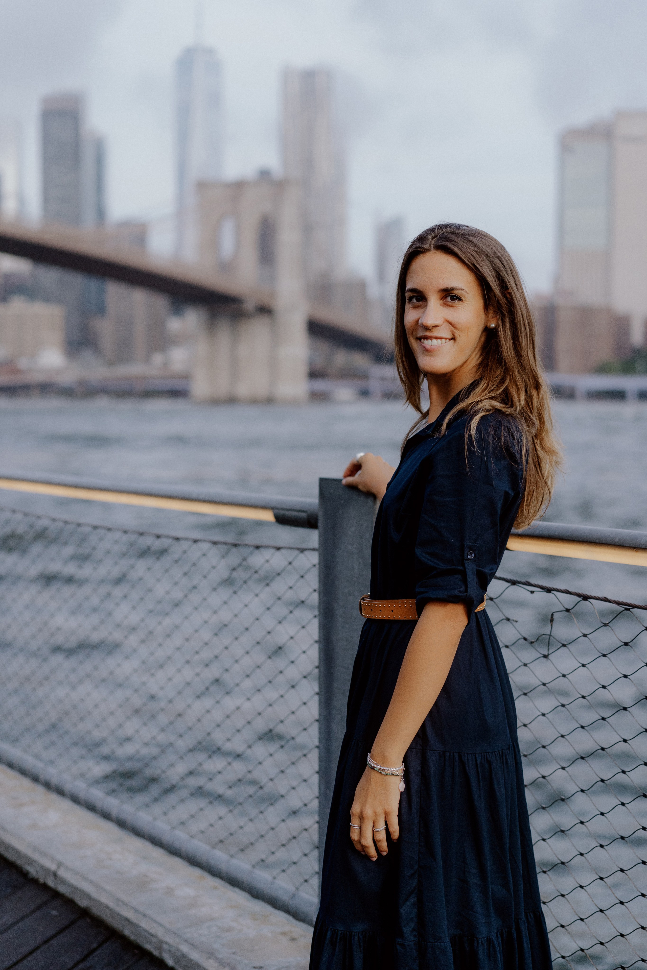 Couple in Dumbo and on the Brooklyn Bridge. Videographer and photographer in New York // MAKAROV.VIDEO