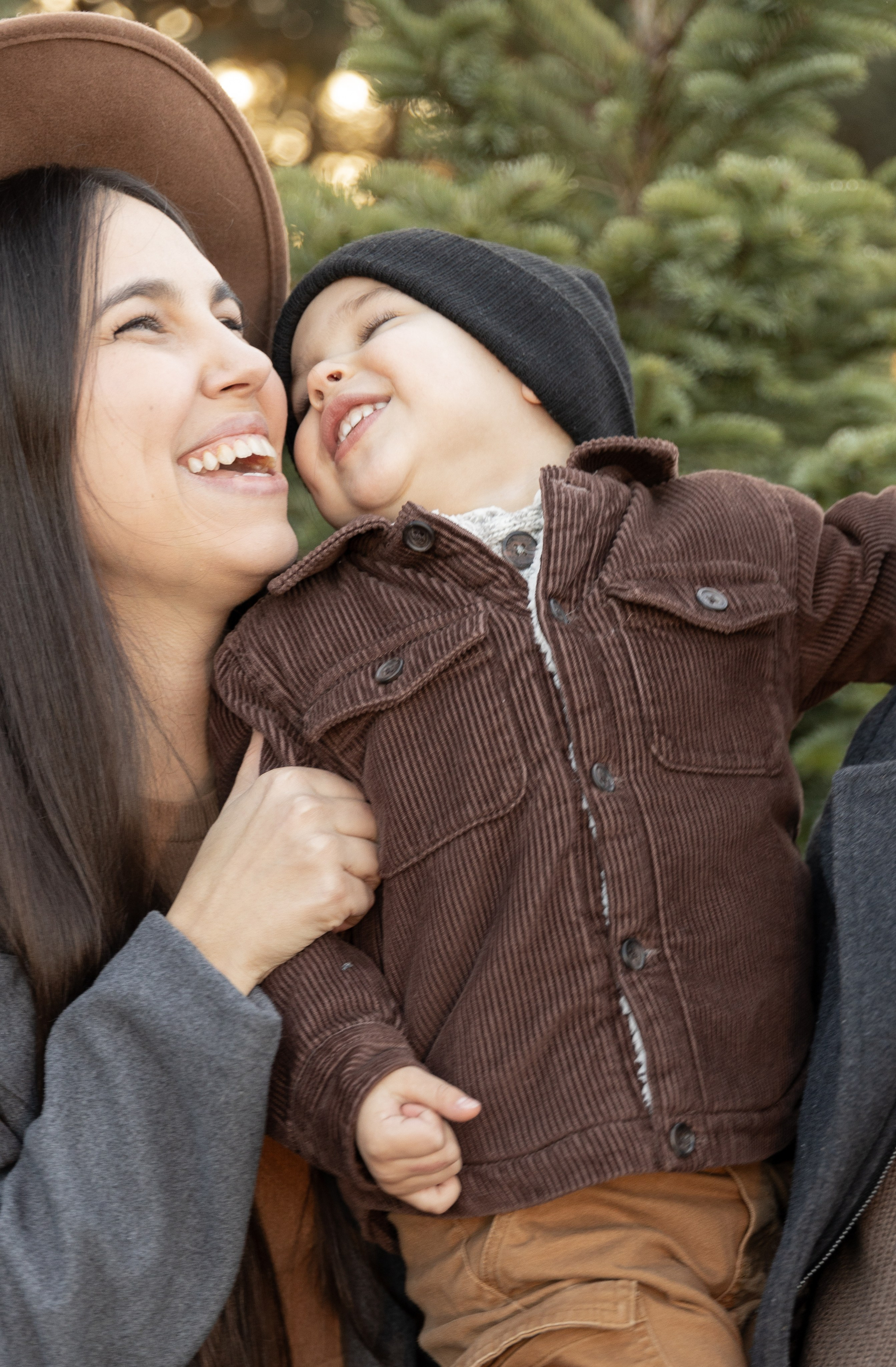 Christmas tree farm. Family and Wedding photographer