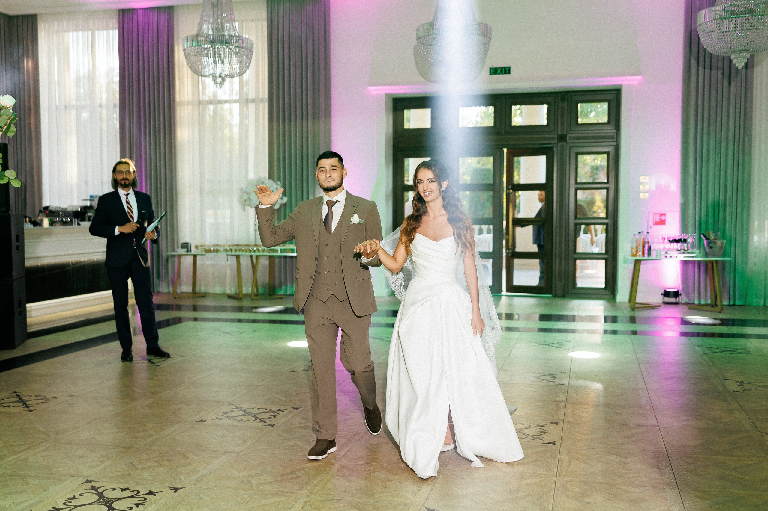 Eugen & Livia — Grand Elysee — Wedding Day. Servicii Foto și Video 067188353