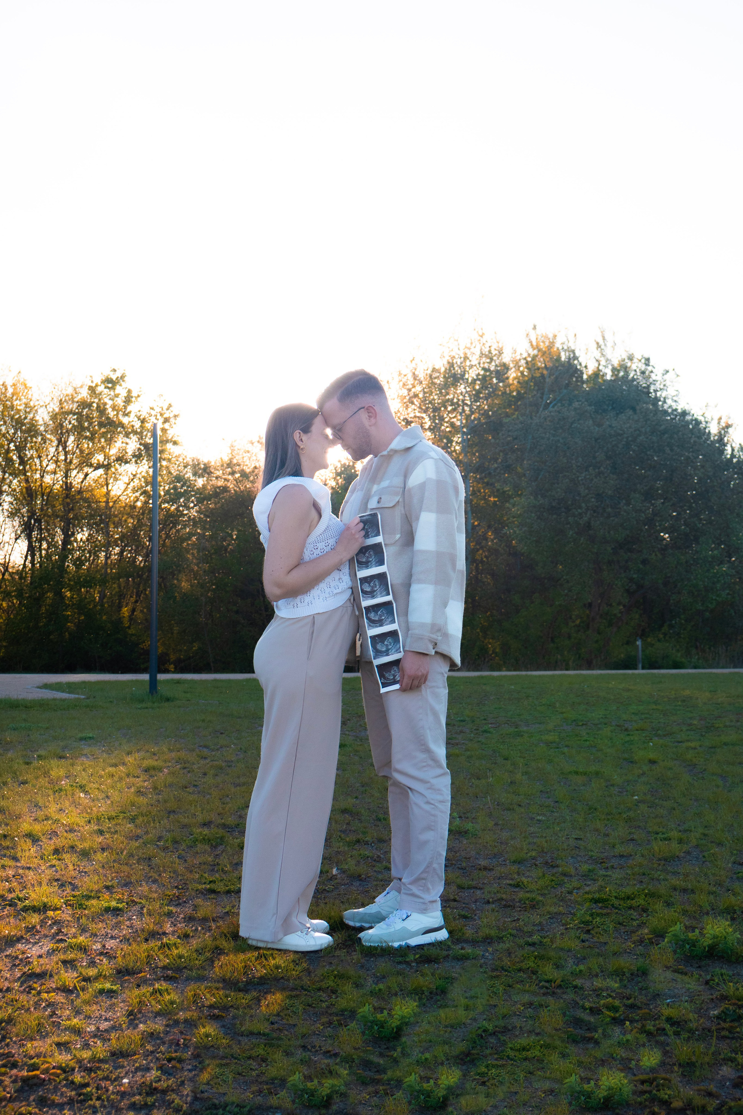 Zwangerschapsaankondiging. Zwangerschapsfotografie, newborn, gezinnen, branding, liefde én geboortefotografie