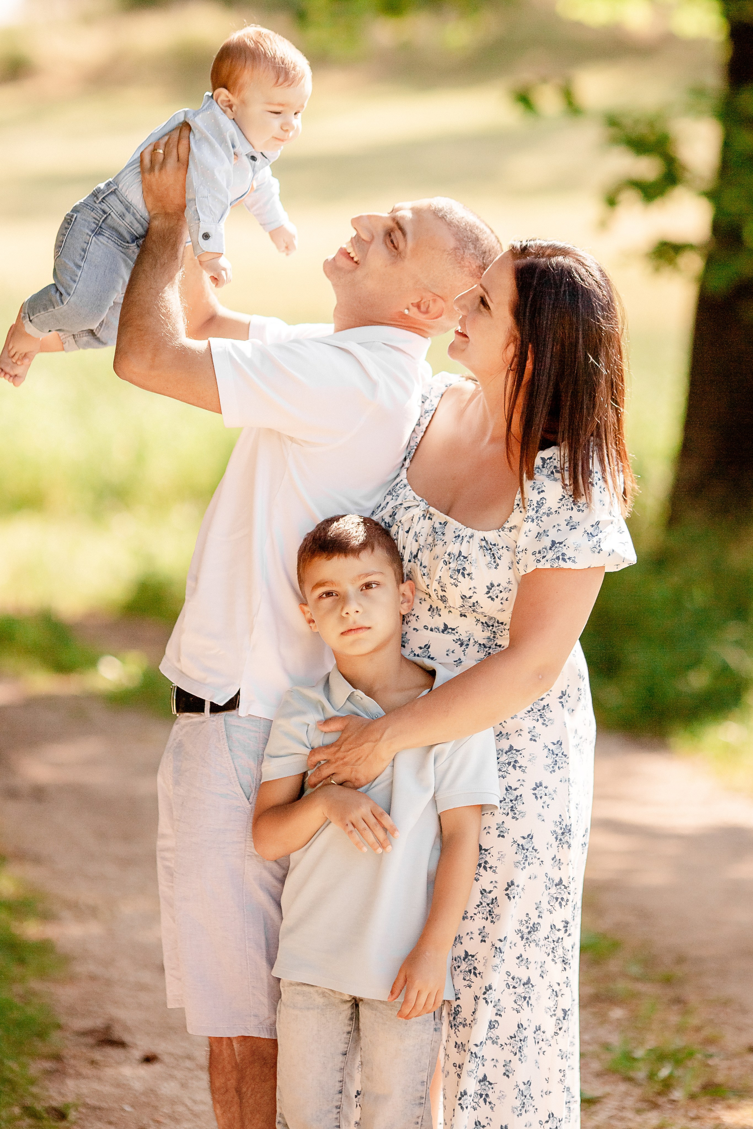 Natürliche Familienbilder am Sommer. Professionele fotografin in Münsingen Olesia Wegele