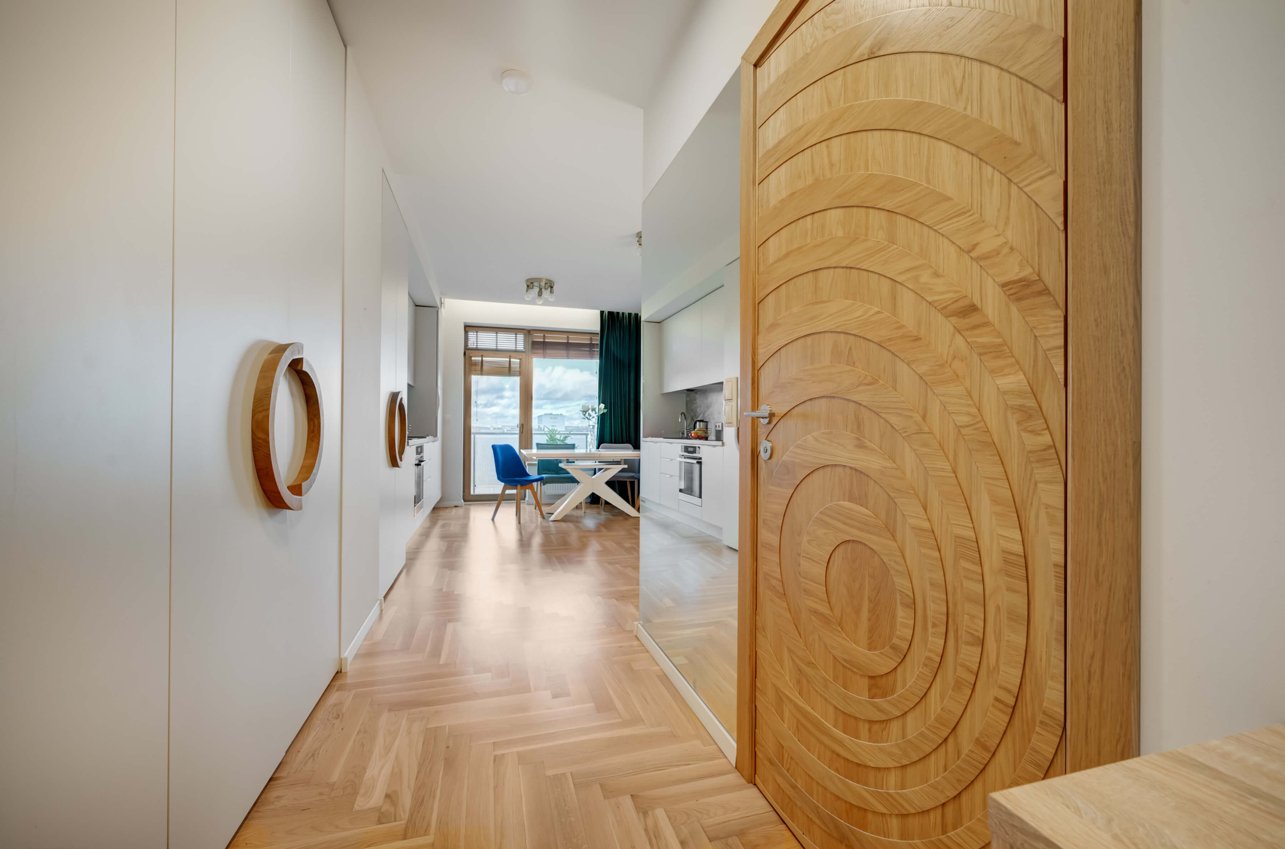 Šiuolaikinė svetainė su balkonu, 2025 m. moderni technika ir tikromis medinėmis durimis