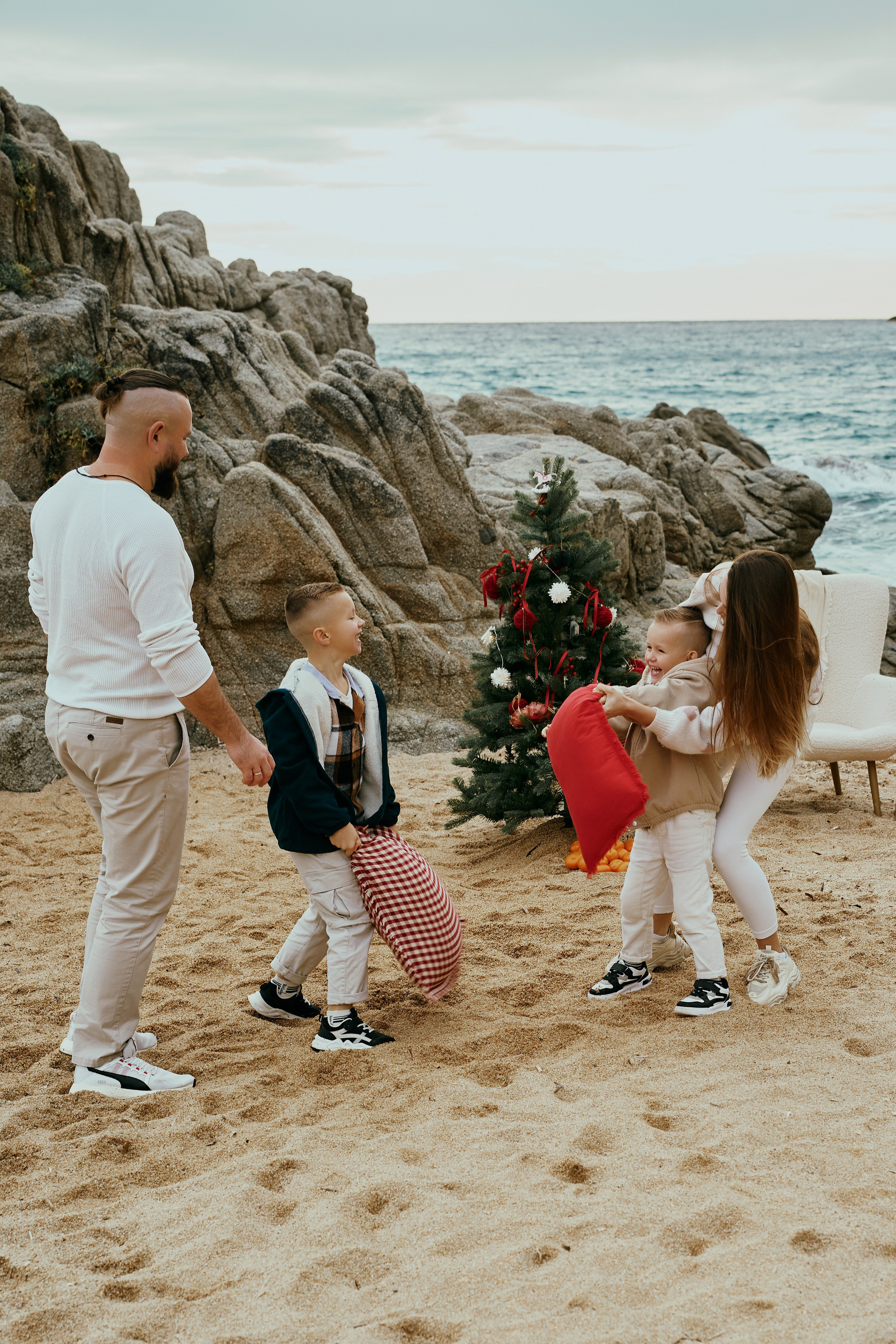 Рождество на пляже. Большая семья. Фотограф в Барселоне Жанна Захарченко