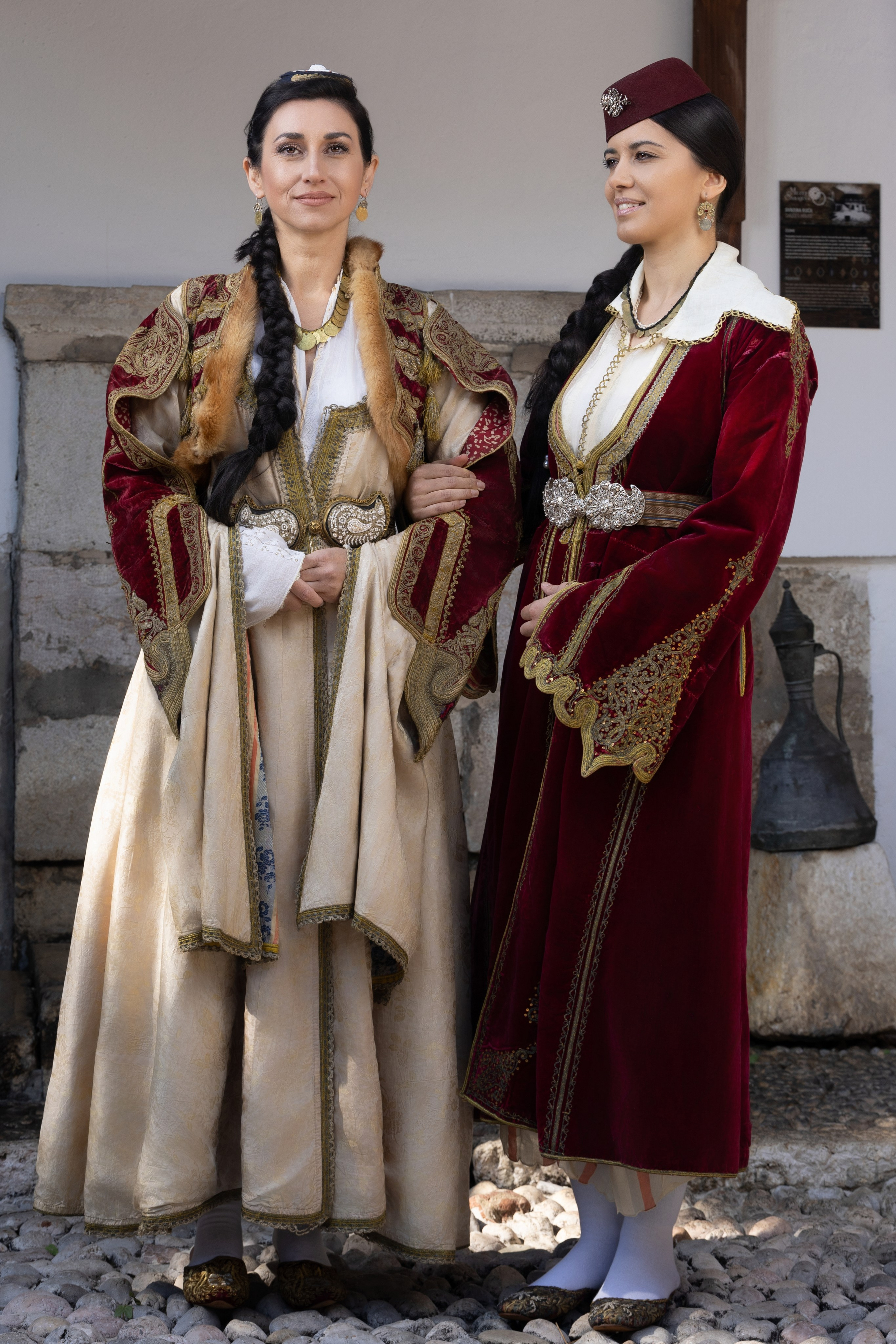 Originalne narodne nošnje Bosne i Hercegovine izložene u Svrzinoj kući u Sarajevu, prikazane u autentičnom ambijentu tradicionalne gradske arhitekture. Original folk costumes of Bosnia and Herzegovina displayed in the Svrzo House in Sarajevo, presented in the authentic setting of traditional urban architecture.