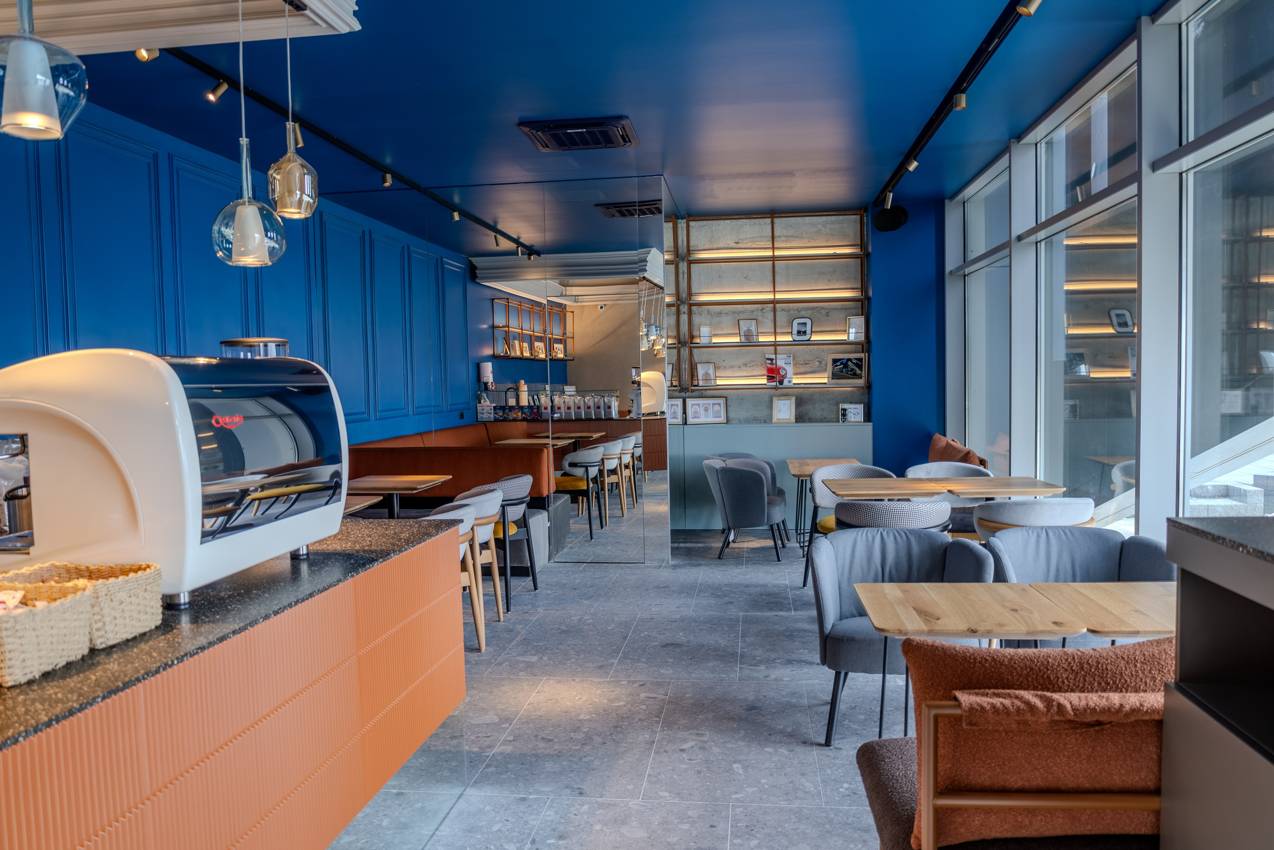 Cafenea “Monte Carlo” Buhuși. Fotograf. Lucrez cu oameni, produse și spații. Portret și fotografie creativă. Bacău, România. Lidia Savinoiu