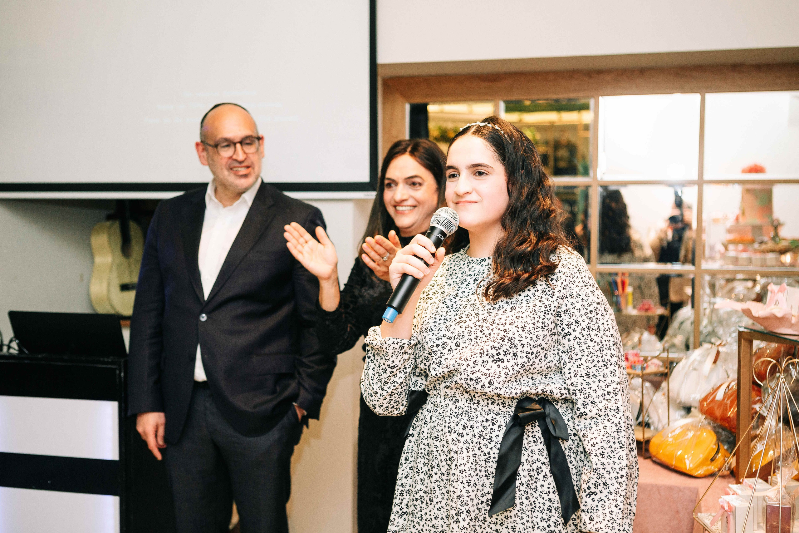 PARTY IN A RESTAURANT WITH THE WHOLE FAMILY. Https://shi-photo.com/