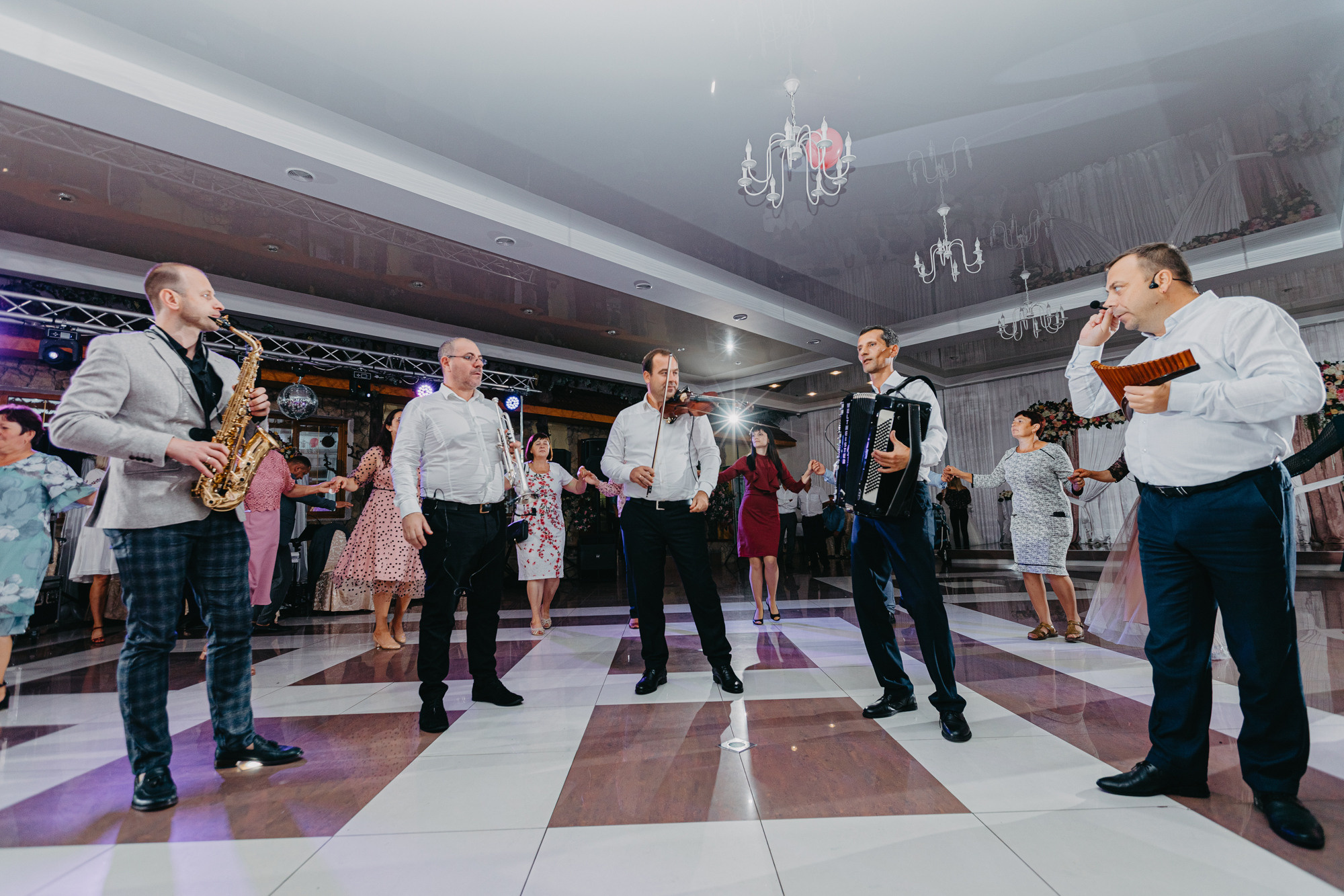 Costel si Mihaela. Wedding photographer and videographer