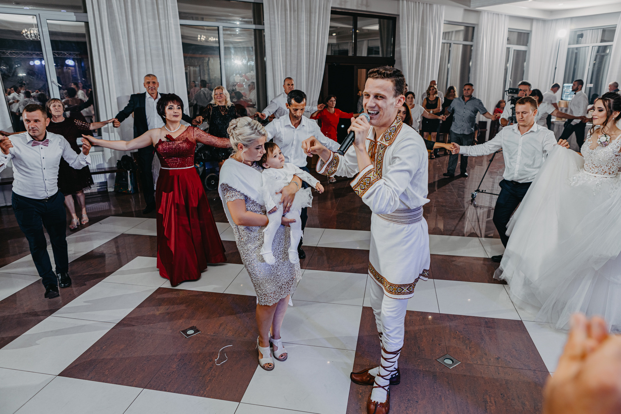 Costel si Mihaela. Wedding photographer and videographer