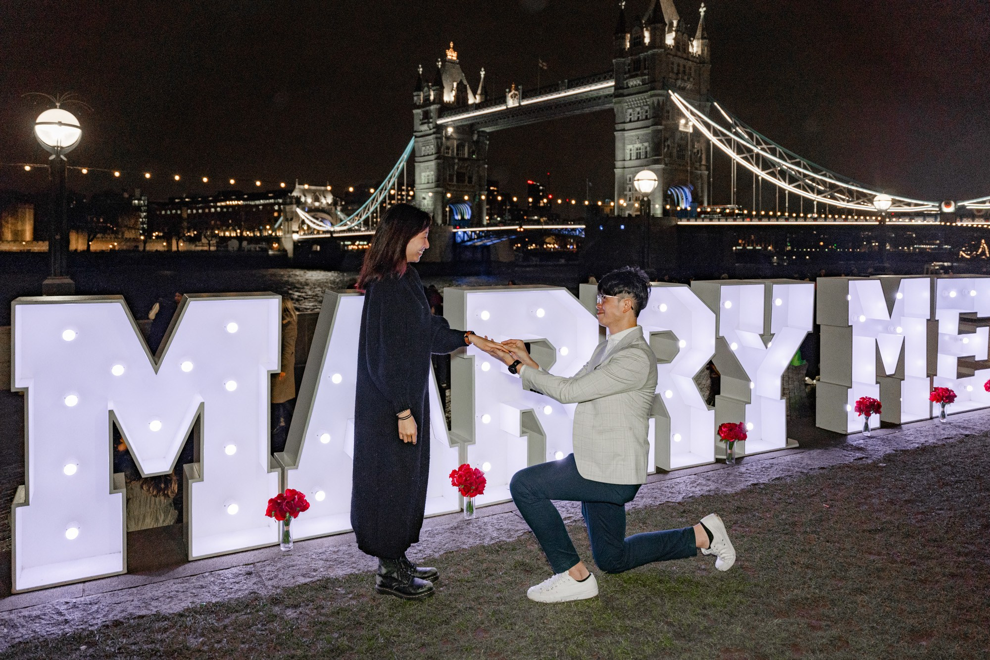 Proposal next to Tower Bridge. Tonya Kyrylenko photographer in London