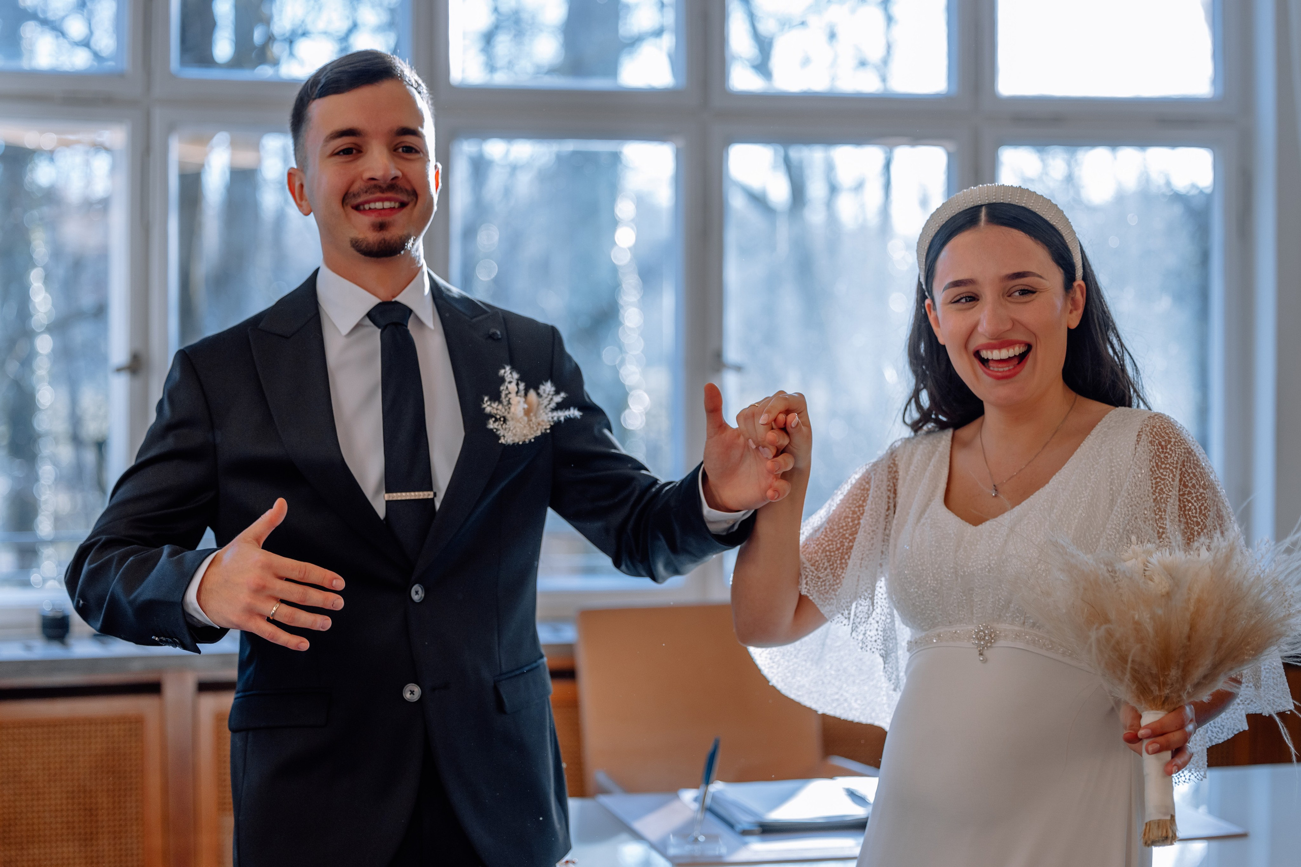 Braut und Bräutigam tanzen vor Freude – Mandlstraße 14