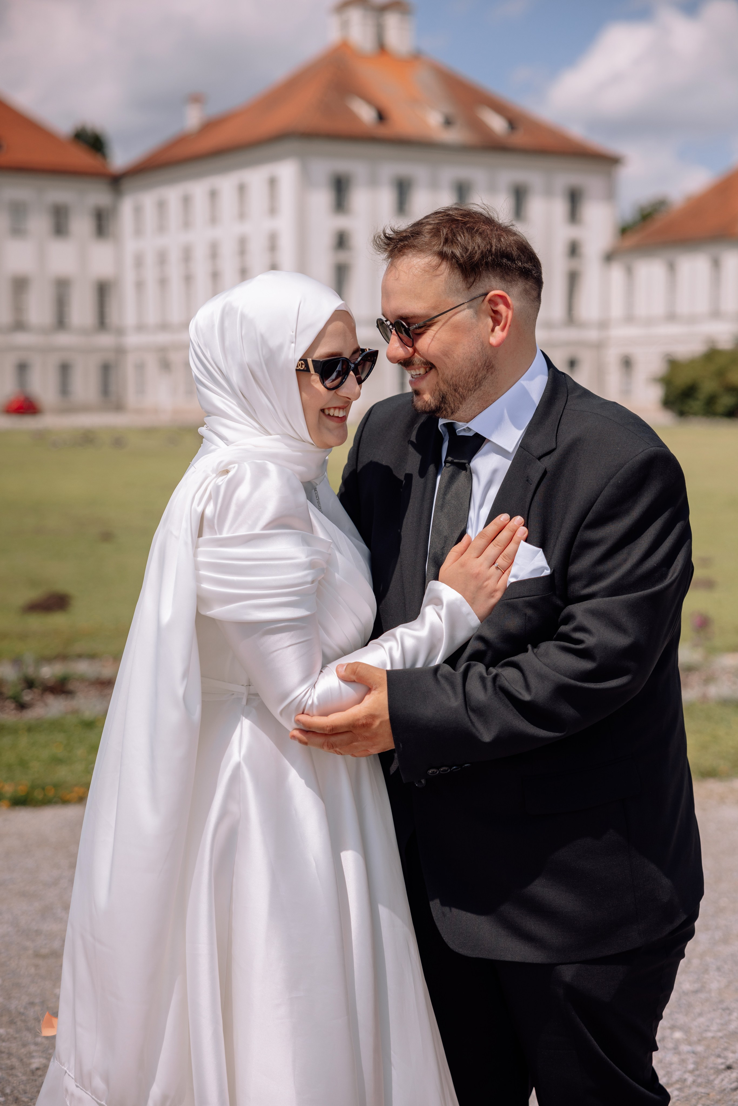 Paar lacht zusammen vor dem Schloss Nymphenburg