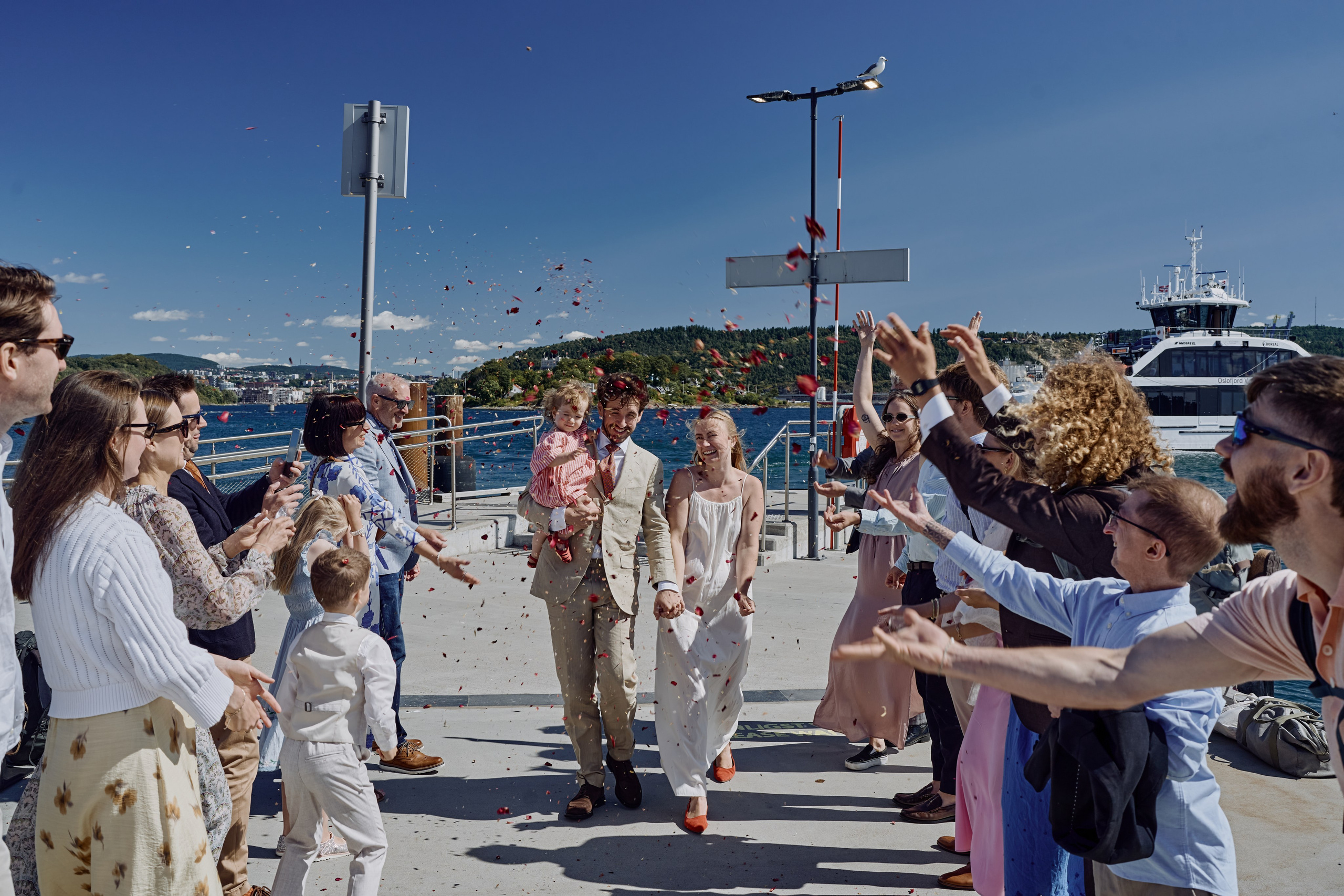 Under the Oslo Summer Sun. Bryllupsfotograf i Oslo. André Korsak – candid og dokumentarisk fotograf