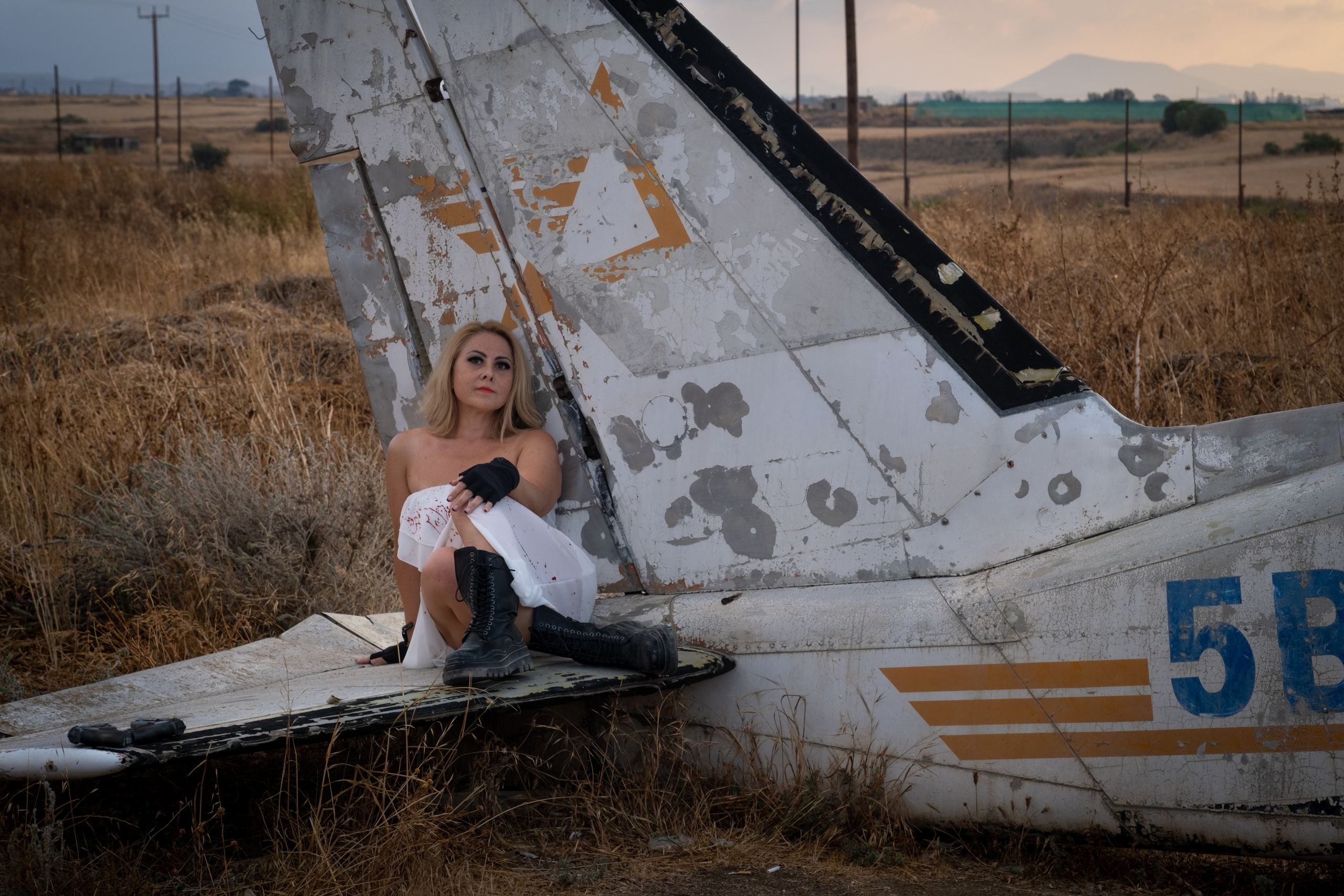 Girls and wreck plane. Photographer in Cyprus Lena Kirilishina