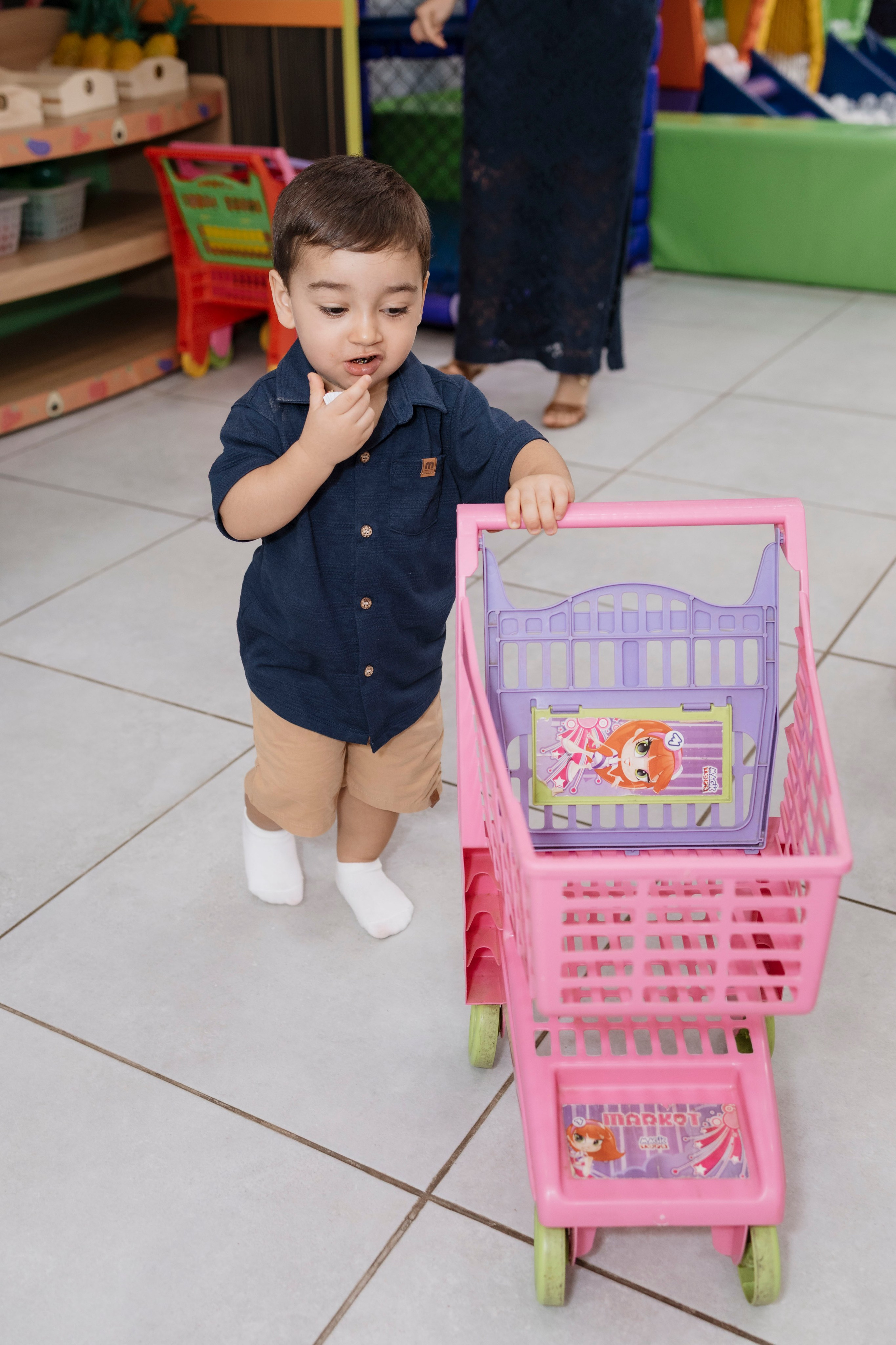 Joaquim brincando livremente durante a festa de 2 anos