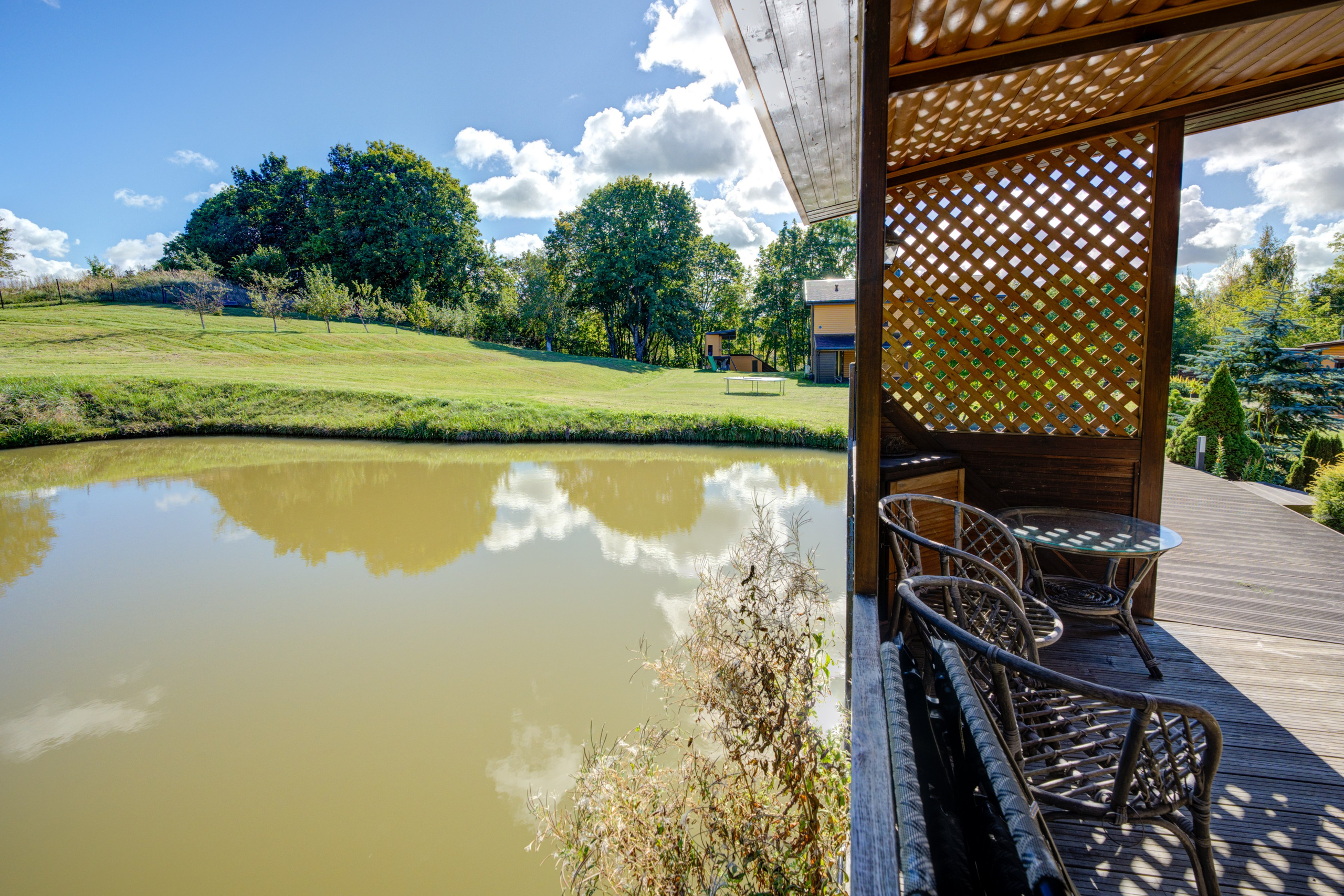 Sadyba Vinliaus r. prie ežero. Elina Sapiega fotografė Vilniuje