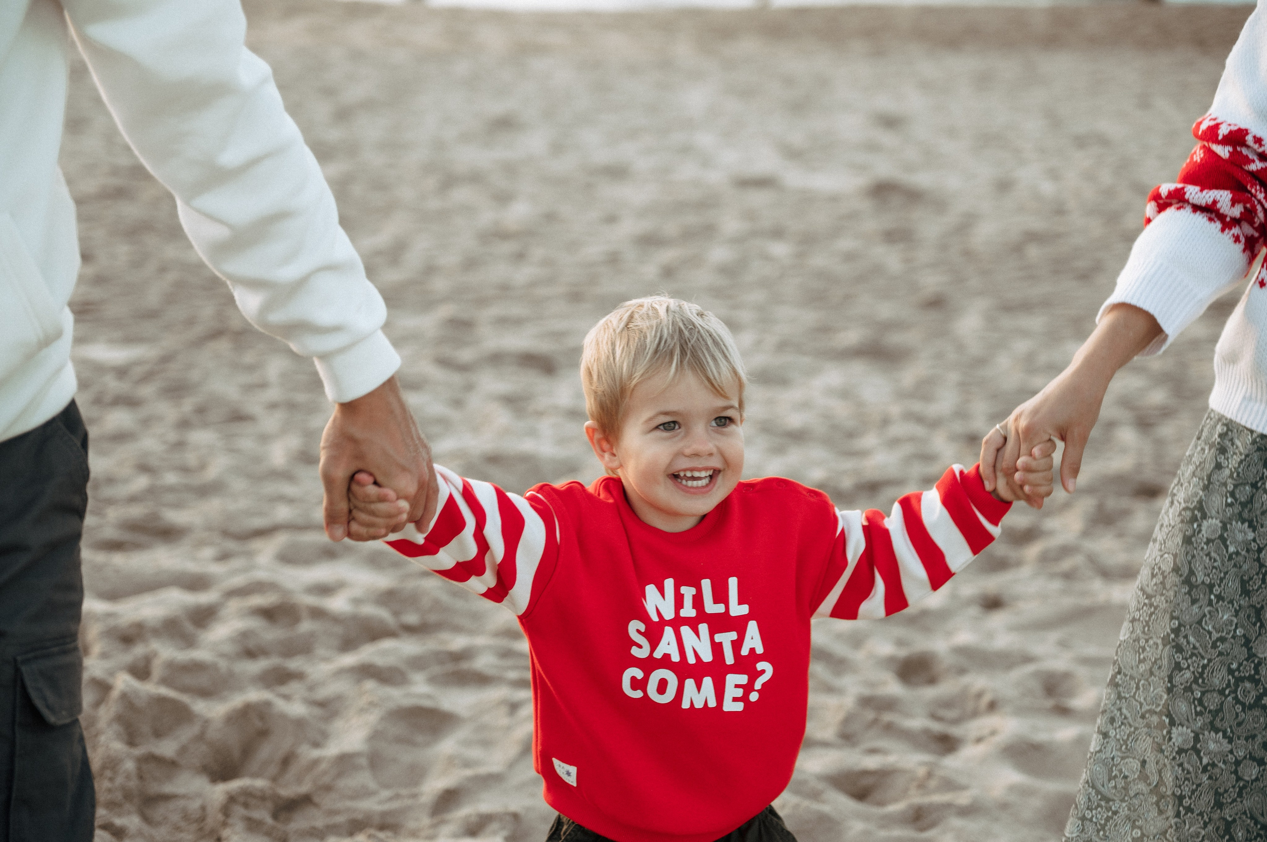 Family Christmas photoshoot on the beach in Portugal. Ваш фотограф в Лиссабоне — Анна Белова