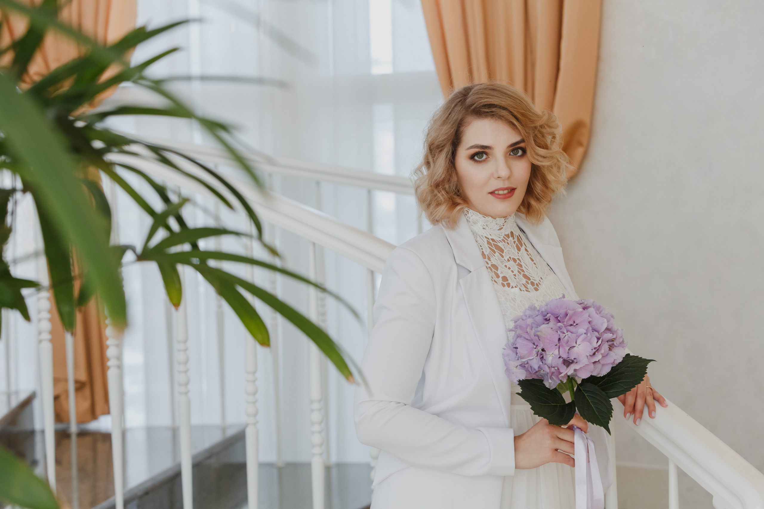 Valientes recién casados ​​comen hamburguesas con guantes negros. Fotógrafo de retrato, familia y reportajes en Valencia | España | Europa Vitalii Lumier