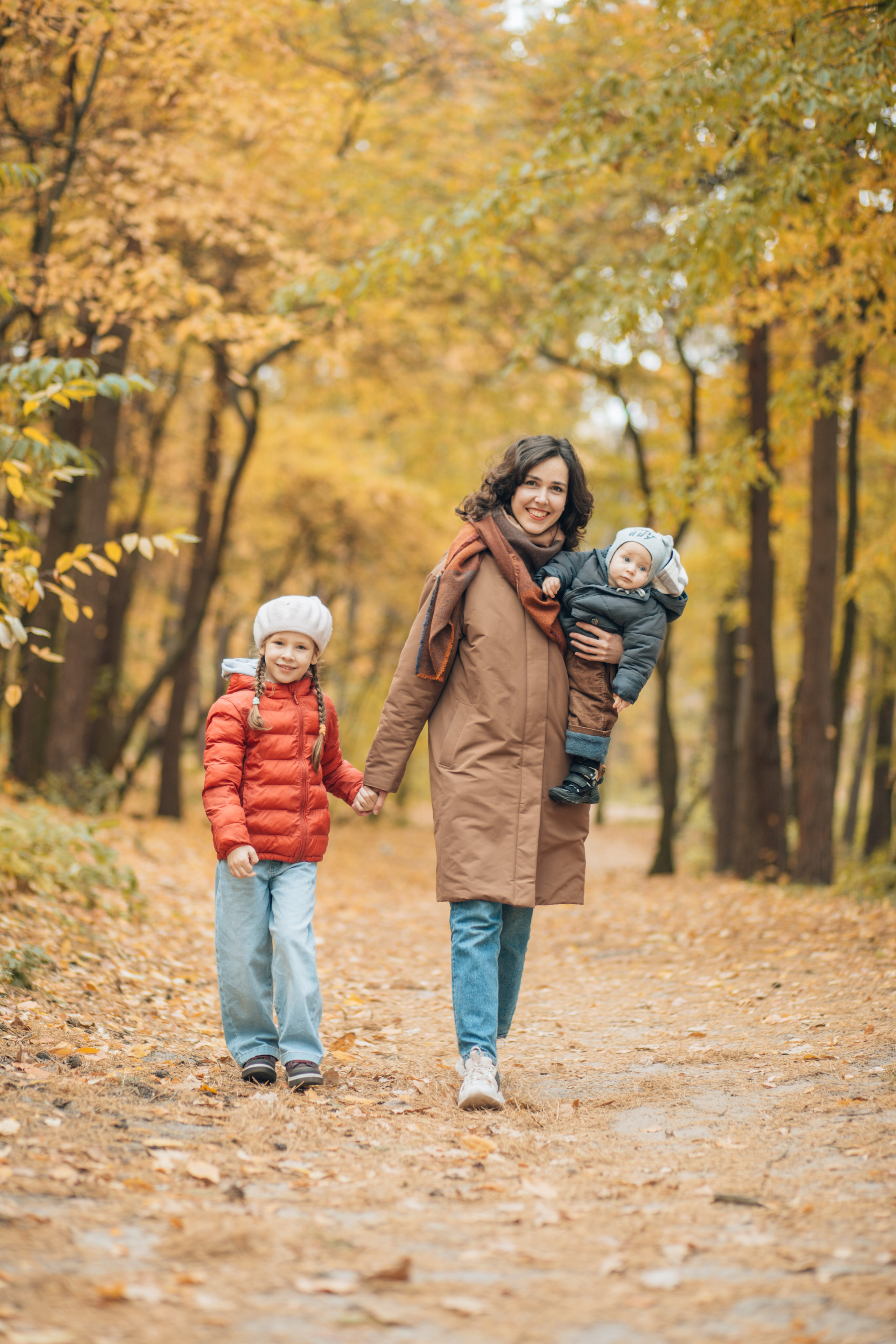 Natalie and kids. Portrait family photographer in Berlin Elena Zakh