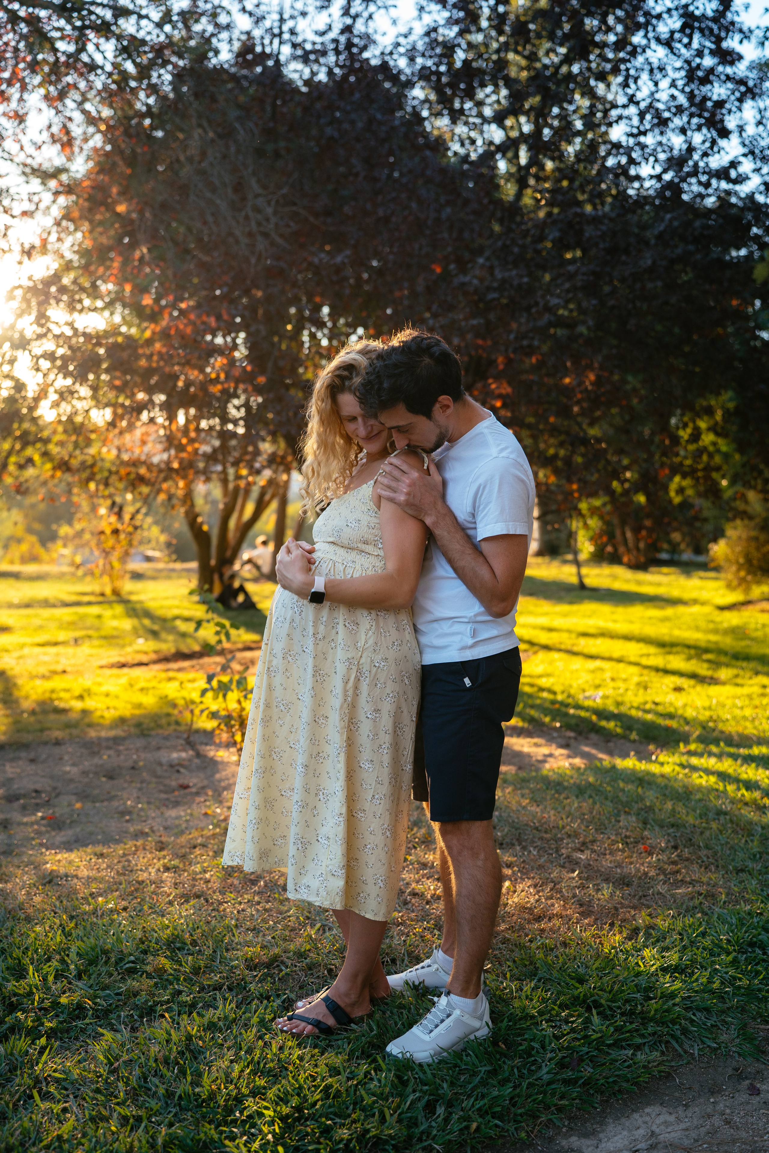 Candid pregnancy photoshoot in the park. Photographer in Madrid, Spain. Alyona Belyaninova