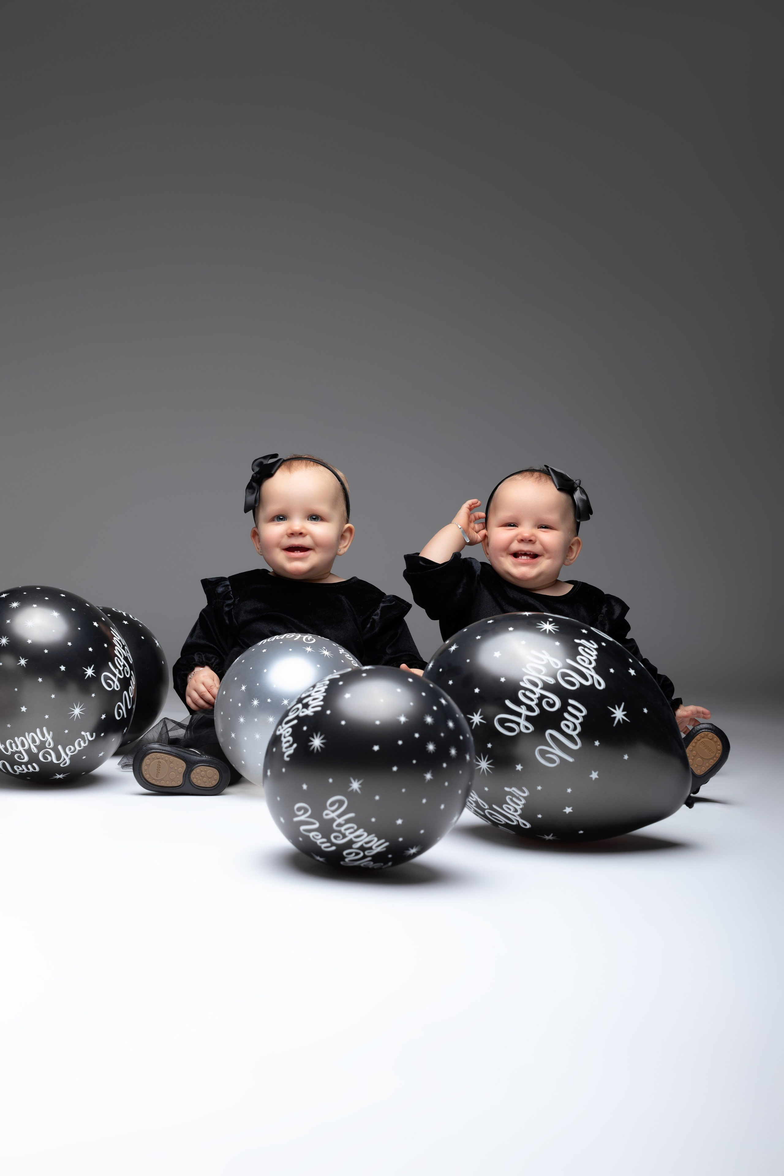 Familienshooting Ladenburg – Eltern mit Baby in liebevoller Pose im Fotostudio, LAV Fotostudio