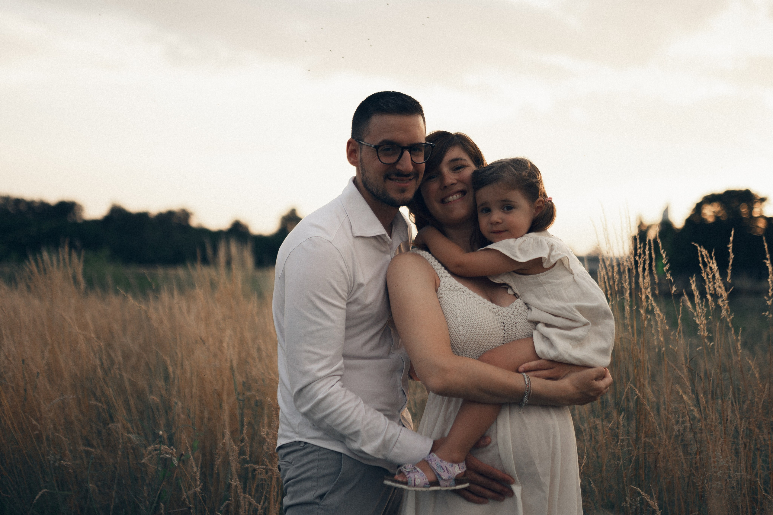 Maternità al tramonto tra Varese e Gallarate – attesa, amore e luce dorata