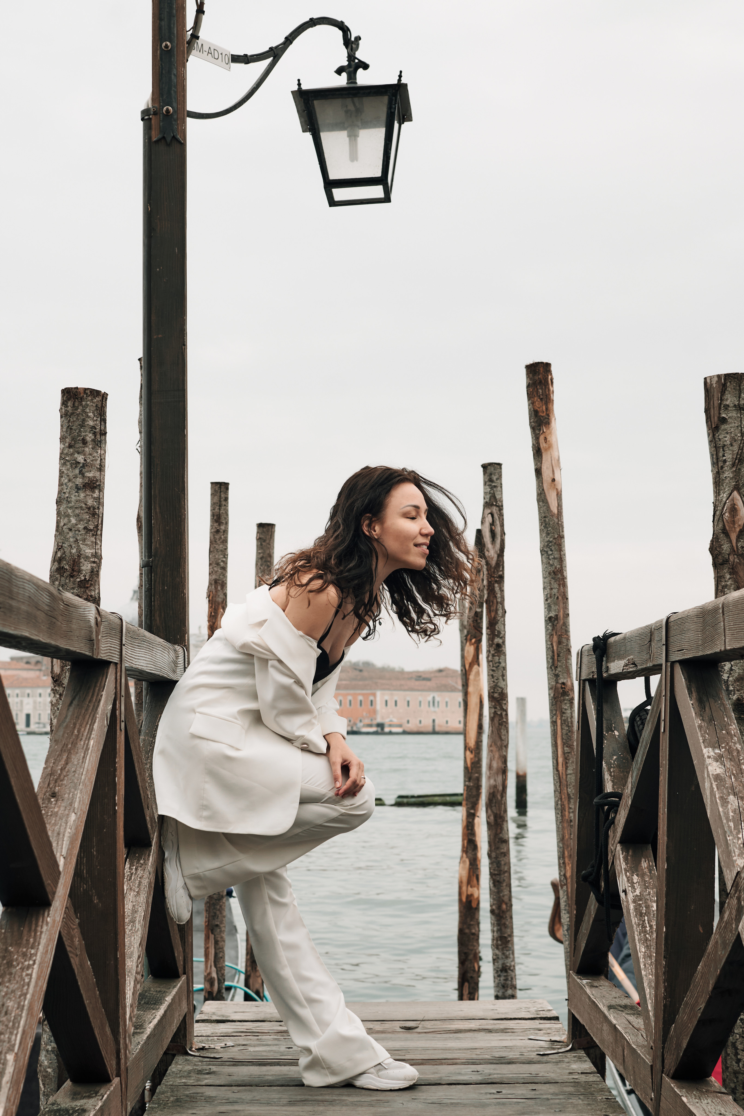 Venice photo idea outfit Venice shoot Fashion blogger Portrait Photograph White Suit Venetian pier. White Double Suit - aesthetic - locations for photo - beautiful street views and classic vibes - pier of lagoon - venetian canals - locations for photos - girl - lifestyle photoshoot - Venice photographer -
