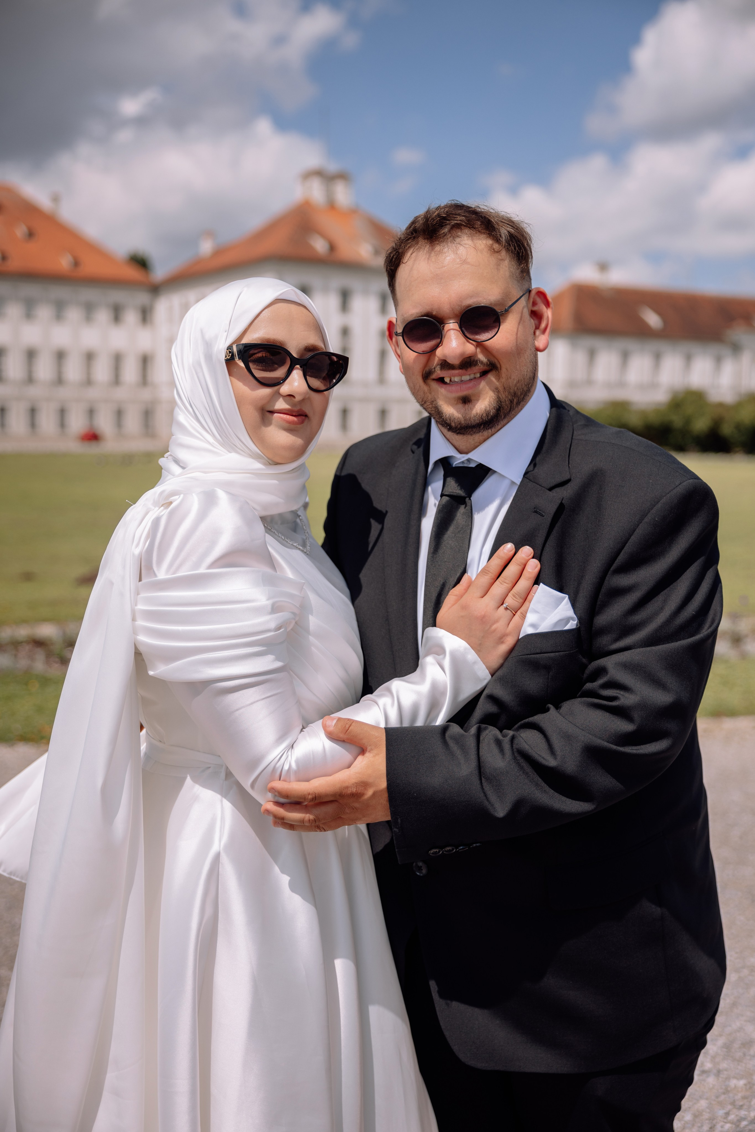 Paar hält sich an den Händen vor dem Schloss Nymphenburg