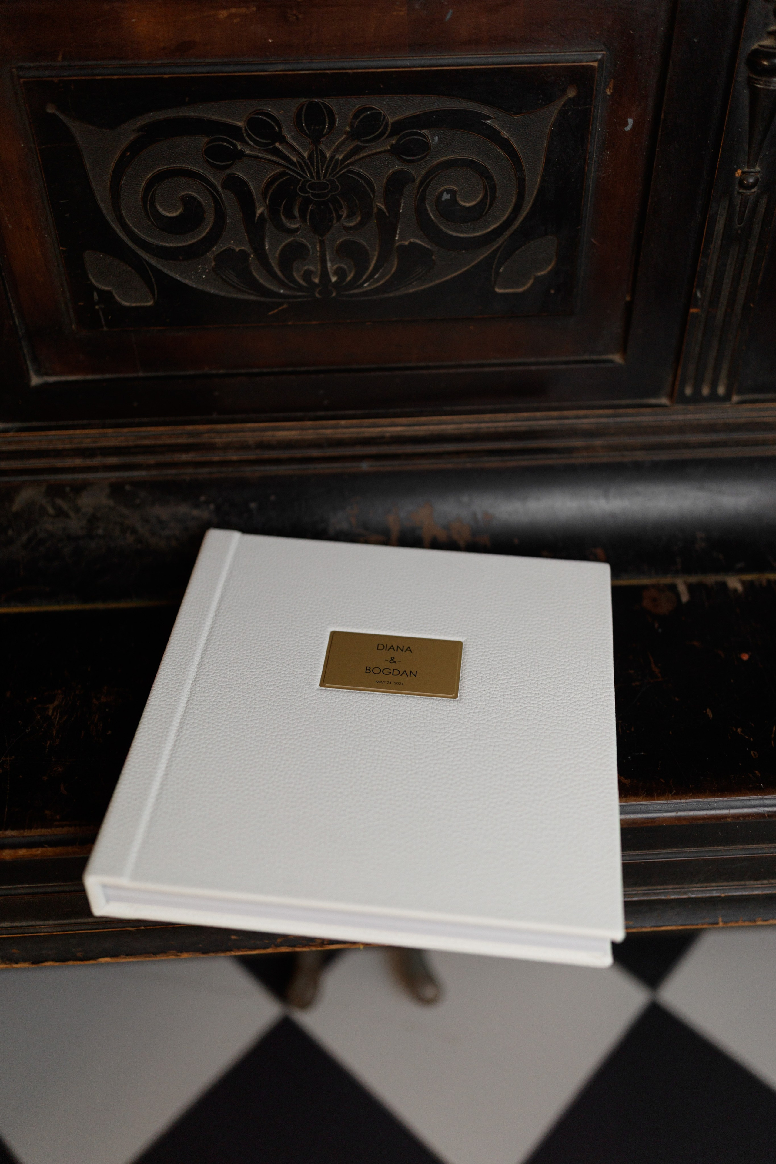 Albume de Nuntă cu Copertă din Eco-Piele Albă –  Eleganță, Lumină și Emoție. Scarlat Photography