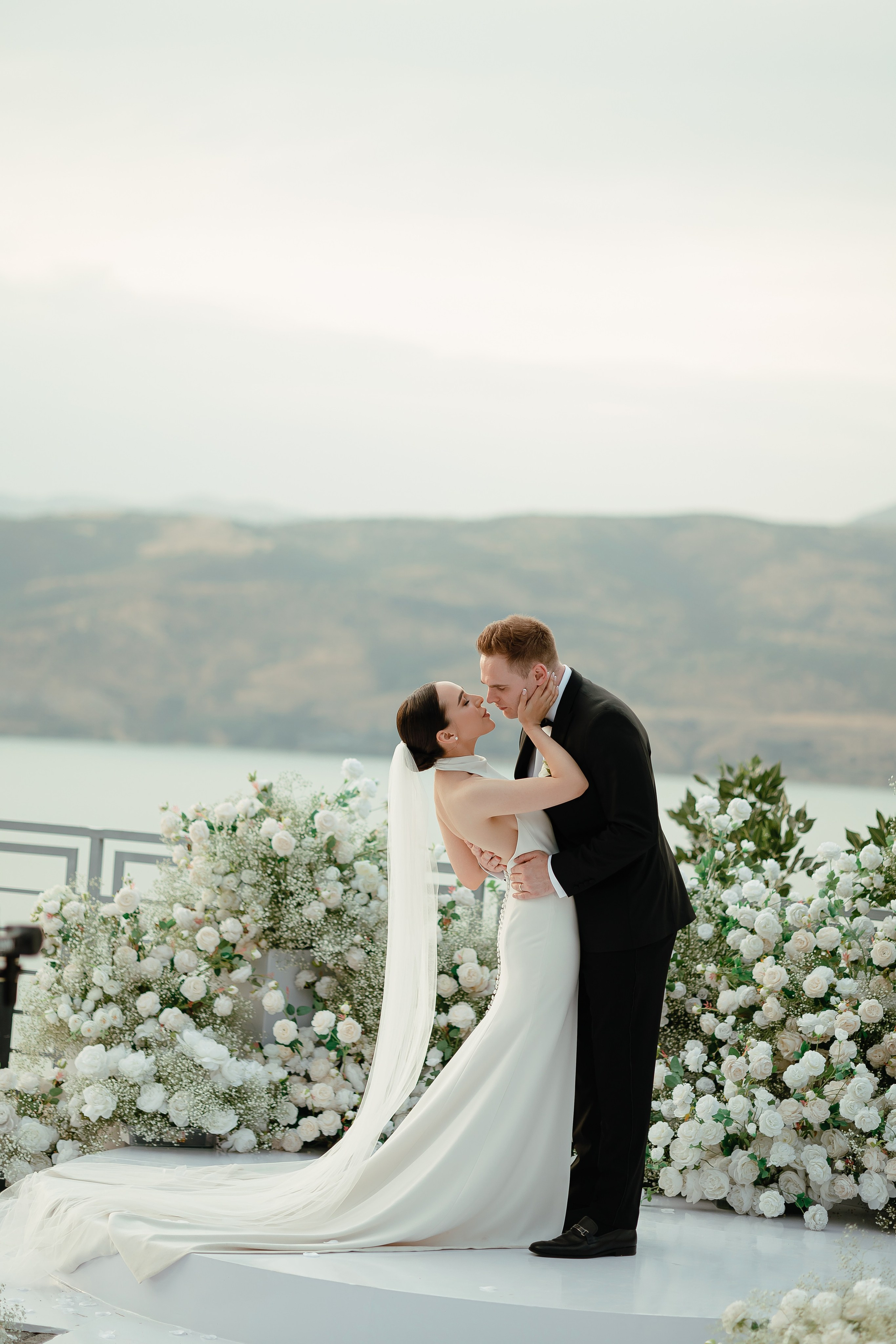 Thomas & Suyumbika. Главная