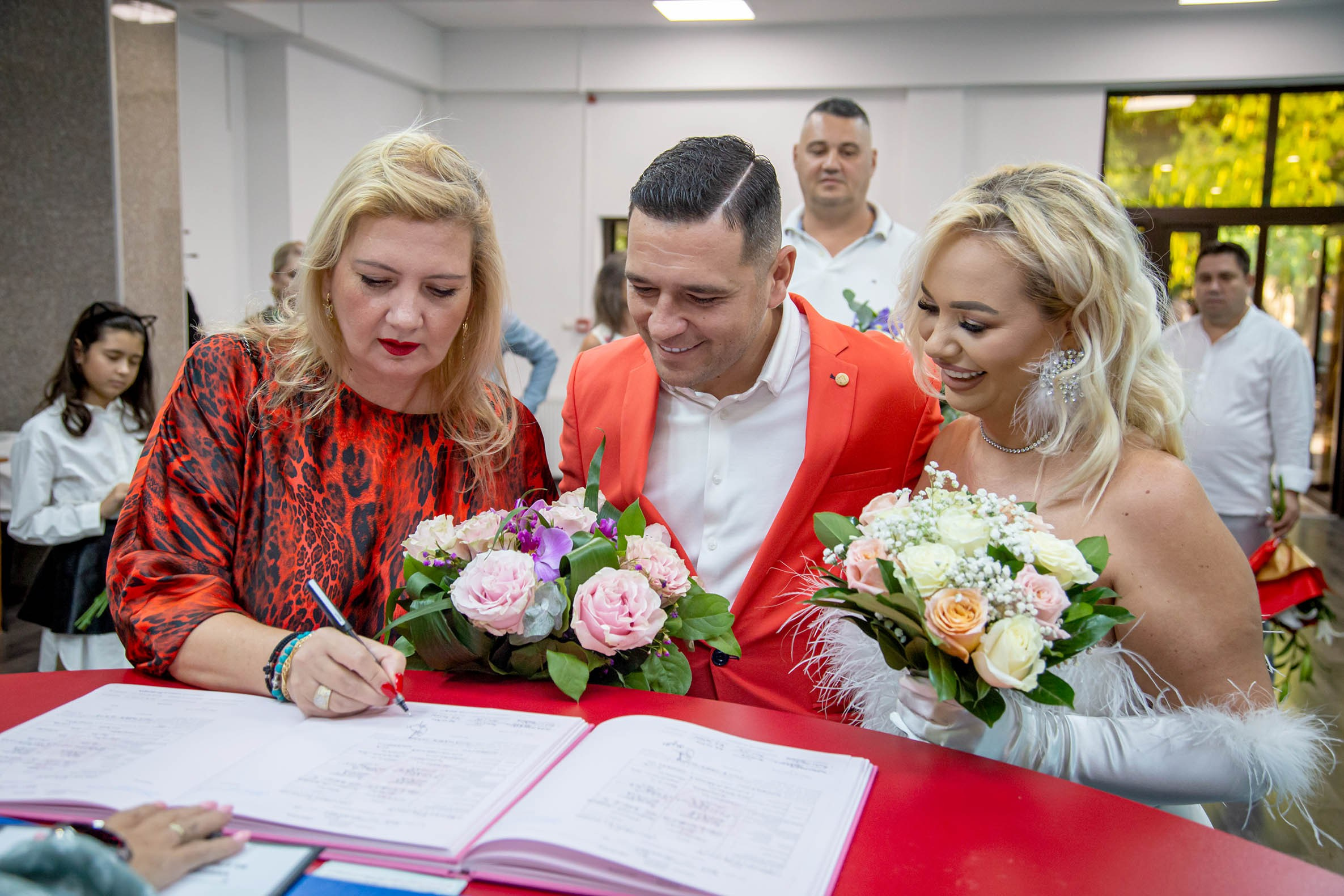 Mire în sacou roșu și mireasă blondă semnând actele la cununia civilă în București - EduardFoto