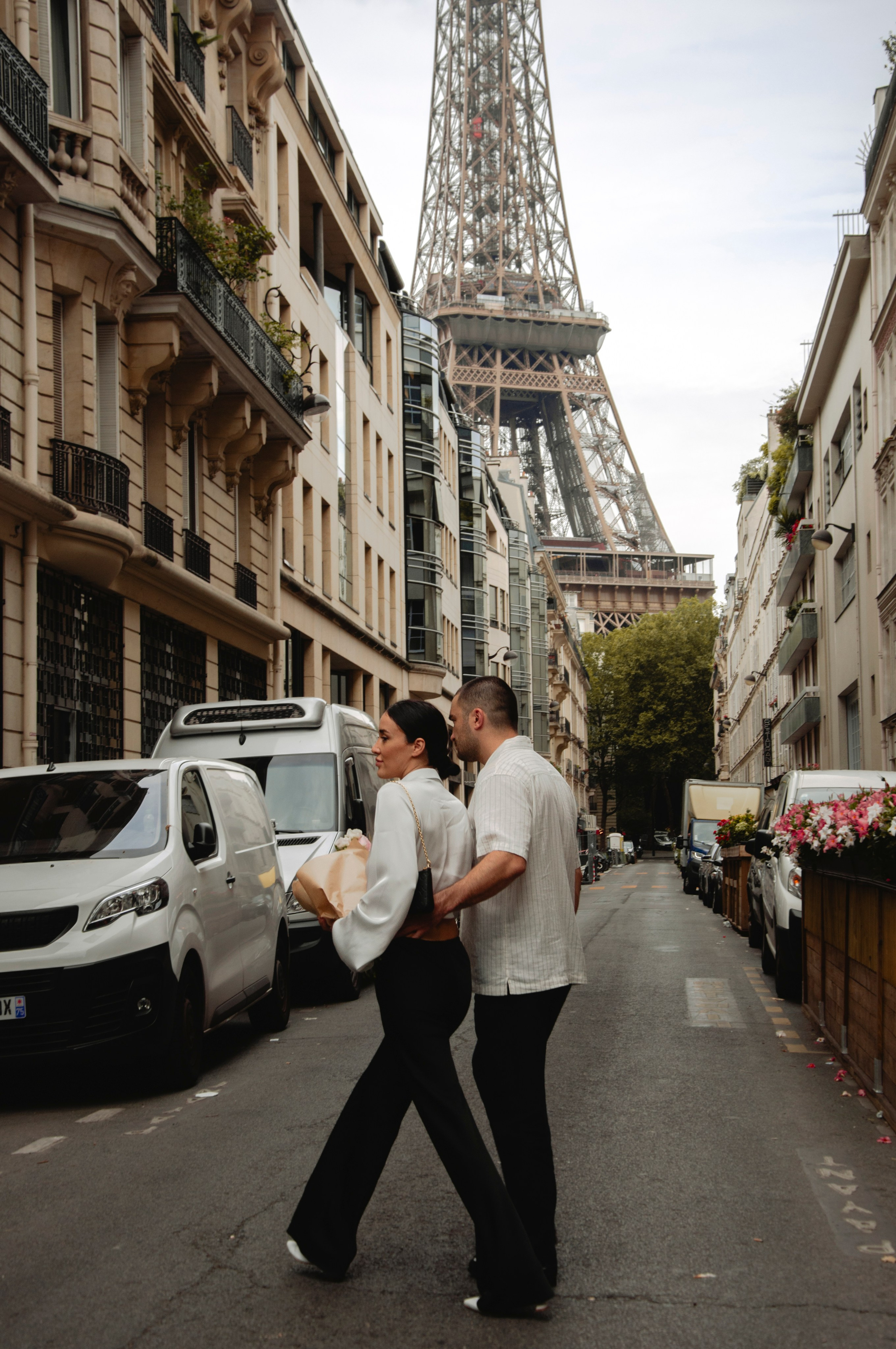 Wedding photoshoot at the Eiffel Tower. Paris photographer — Polina Osipova
