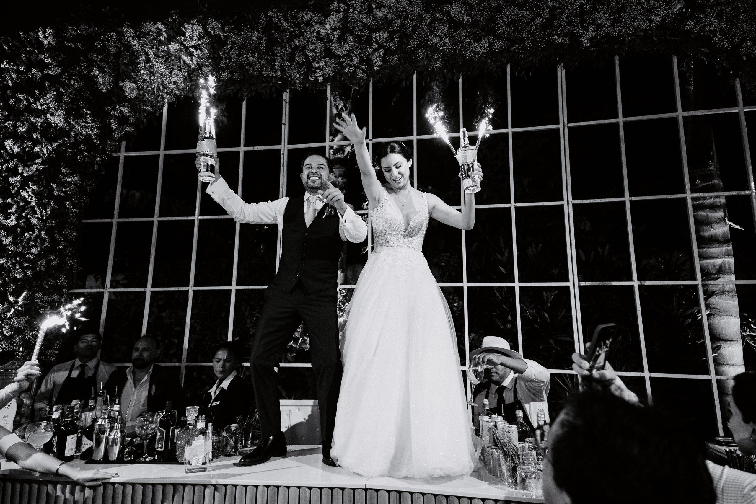 Un vistazo a la fiesta. Fotógrafo de Bodas en Lima | Ronhy Altamirano. Fotografía narrativa y cinematográfica para bodas, quinceañeras y eventos exclusivos