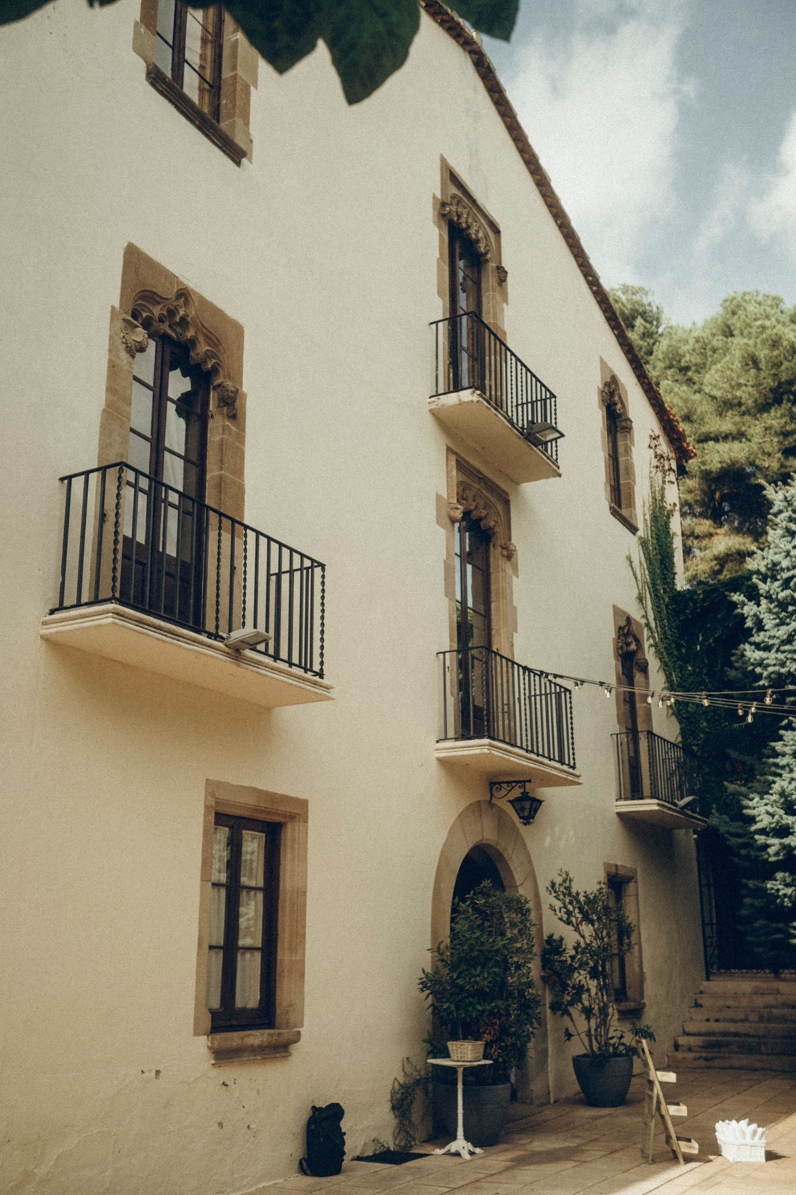 Nadezhda & Dmitry. Masia Mas Coll. Paola wedding photographer / videographer in Barcelona