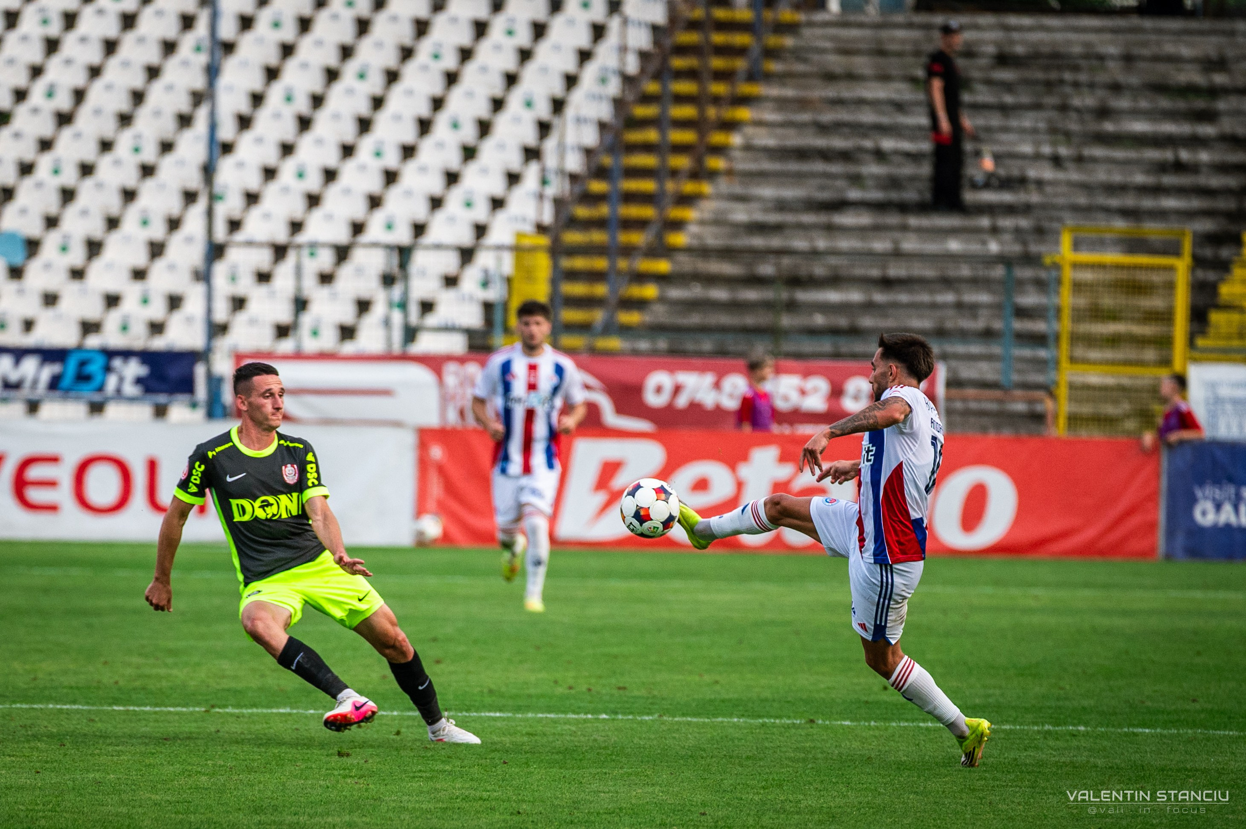 Otelul Galati — CFR Cluj. Fotograf de Sport, Portret, Produs, Corporate, Cultural și Evenimente în Galați | Valentin Stanciu
