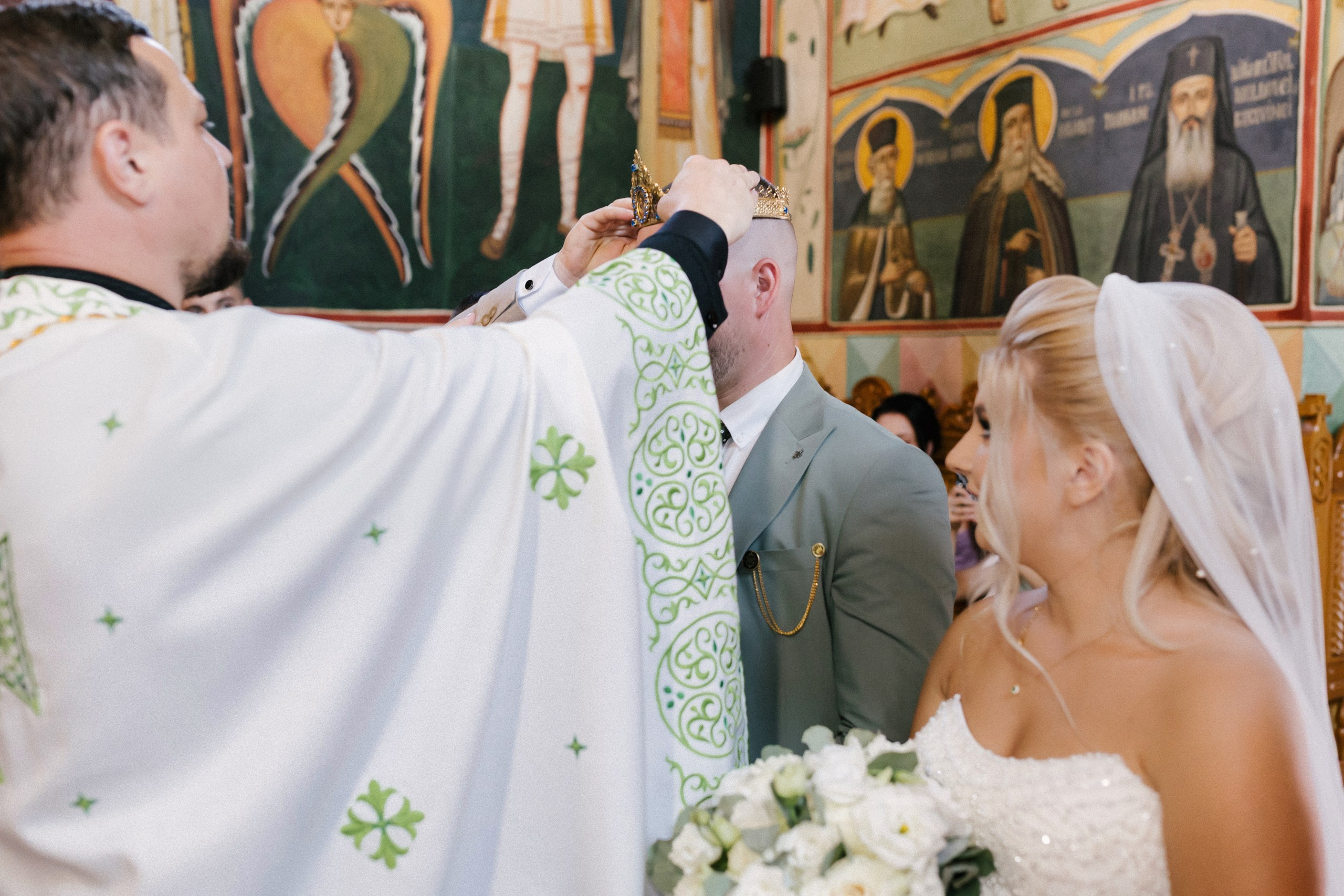 - mireasă Lavinia pregătire casa părintească Hârlău- mire Mihai pregătire Flămânzi cavalerii de onoare- fotograf nuntă Casa Jorovlea- ședință foto miri Mihai și Lavinia- nuntă elegantă Casa Jorovlea- fotografie de nuntă naturală România- domnișoare de onoare pregătire mireasă- emoții nuntă biserică- dansul mirilor Casa Jorovlea* fotograf profesionist nuntă Botoșani Iași* fotografie documentară de nuntă- familie și prieteni la nuntă- nași Mihai și Nicoleta nuntă- portret mireasă în lumină naturală- petrecere nuntă Casa Jorovlea- Nuntă Mihai și Lavinia – momente emoționante din ziua nunții, pregătirile mirilor în Hârlău și Flămânzi, ceremonia religioasă și ședința foto realizată de  AlinoFotoStudio -  Mireasa Lavinia în timpul pregătirilor la Hârlău-  Mihai pregătit de cavalerii de onoare în Flămânzi - Ceremonia religioasă a mirilor Mihai și Lavinia-Ședință foto romantică de nuntă Mihai și Lavinia - Dansul mirilor la petrecerea de nuntă -  fotograf nuntă Iași-  fotograf nuntă Botoșani- wedding photography Romania- AlinoFotoStudio - AlinoFotoStudio - Alin Chirilă fotograf - fotograf Botoșani - fotograf Iași - fotograf Hârlău - fotograf Bacău - fotograf Suceava - fotograf București - fotograf Neamț - servicii foto video - fotograf evenimente - fotograf nuntă - fotograf botez - wedding photographer Romania - ședință foto nuntă - fotografie de eveniment - wedding photography - fotografie profesională - fotograf profesionist România- povestitor prin fotografie, servicii foto - video -profesionale