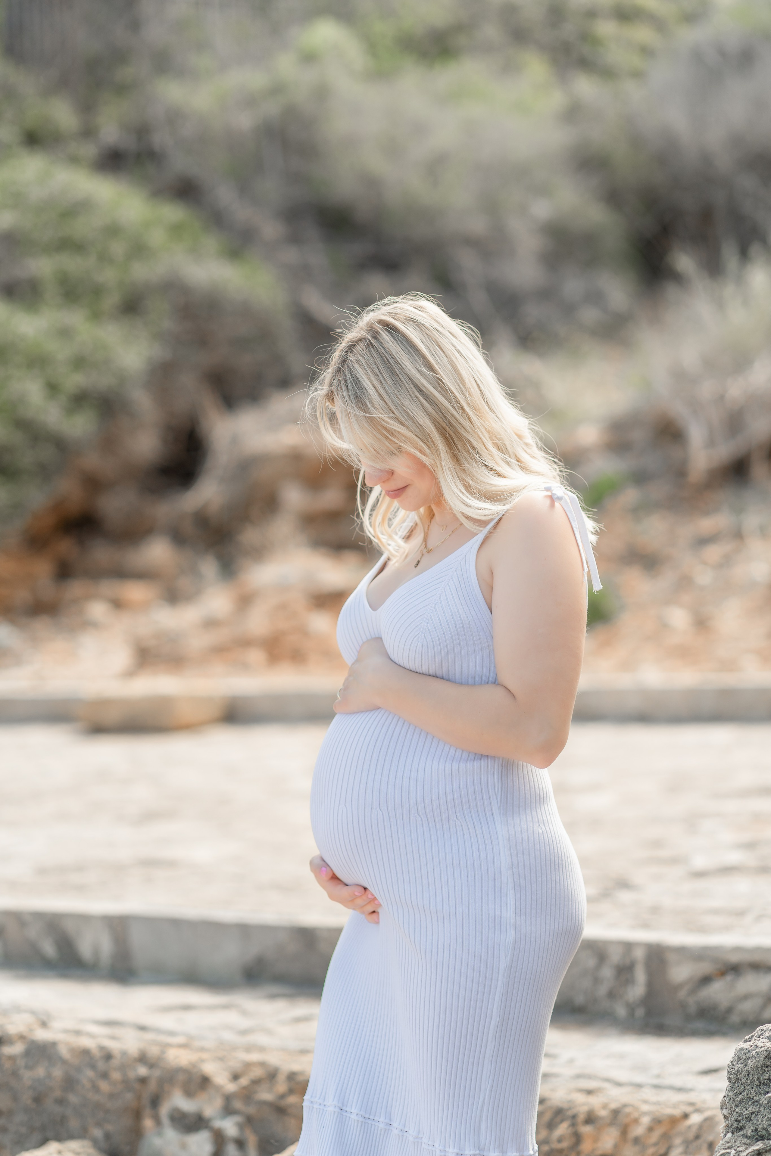 Babybauch-Shooting am Meer auf Mallorca mit Familie. Deine Fotografin auf Mallorca für Familien und Business
