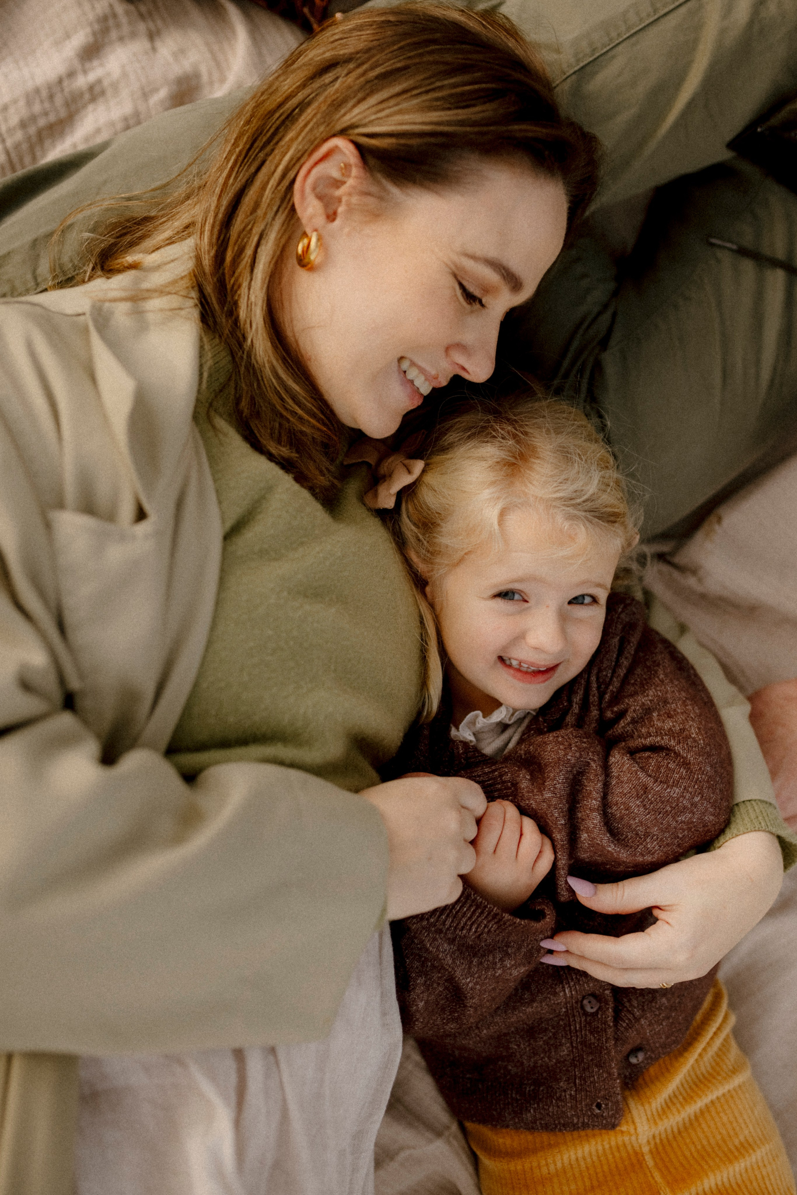 Under the Tree. Polina Sobol — family & documentary photographer in Bern. Outdoor & urban photo sessions for families, kids and couples