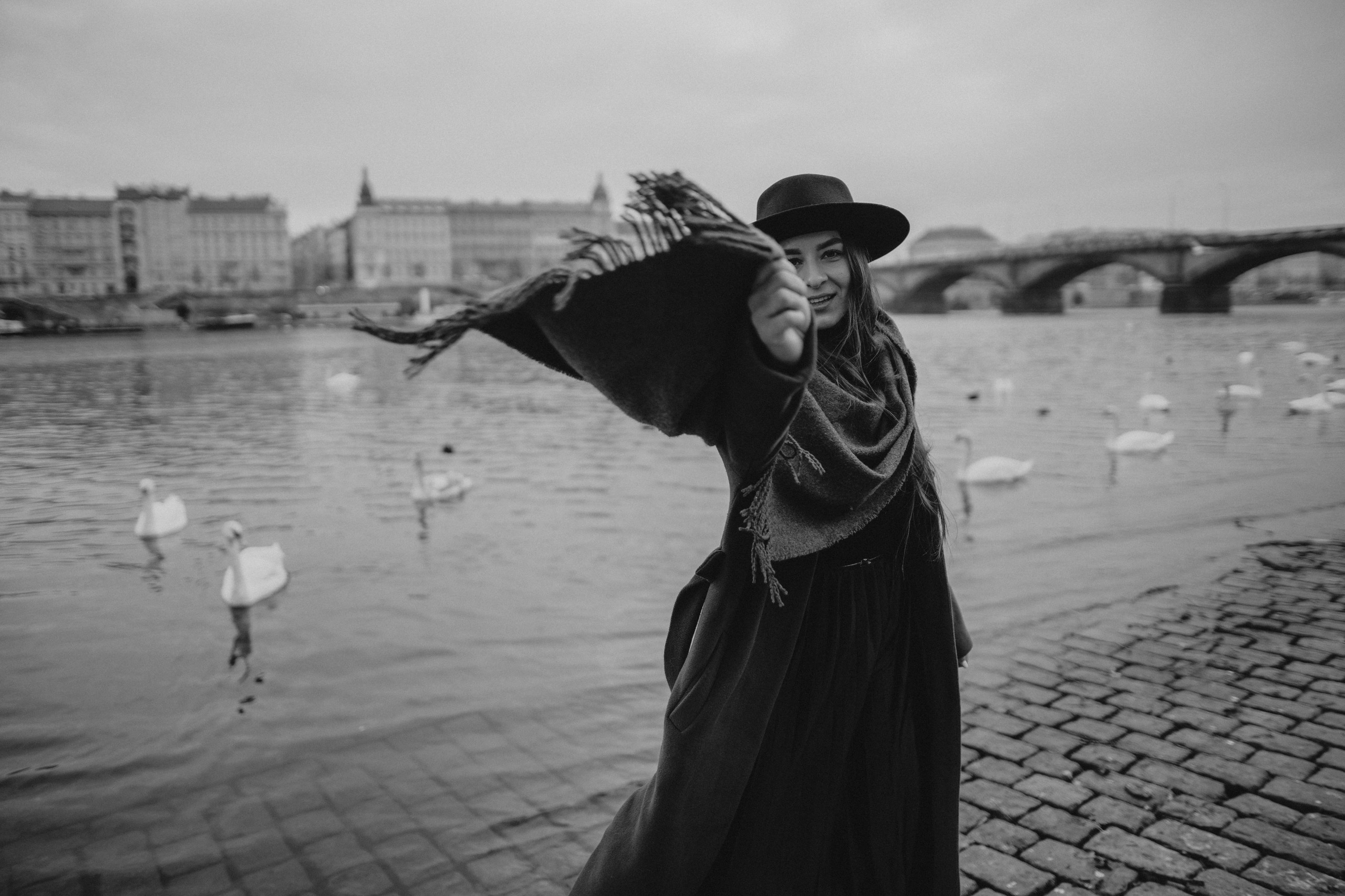 River, coat and birds. Фотограф в Праге Анна Лебедева