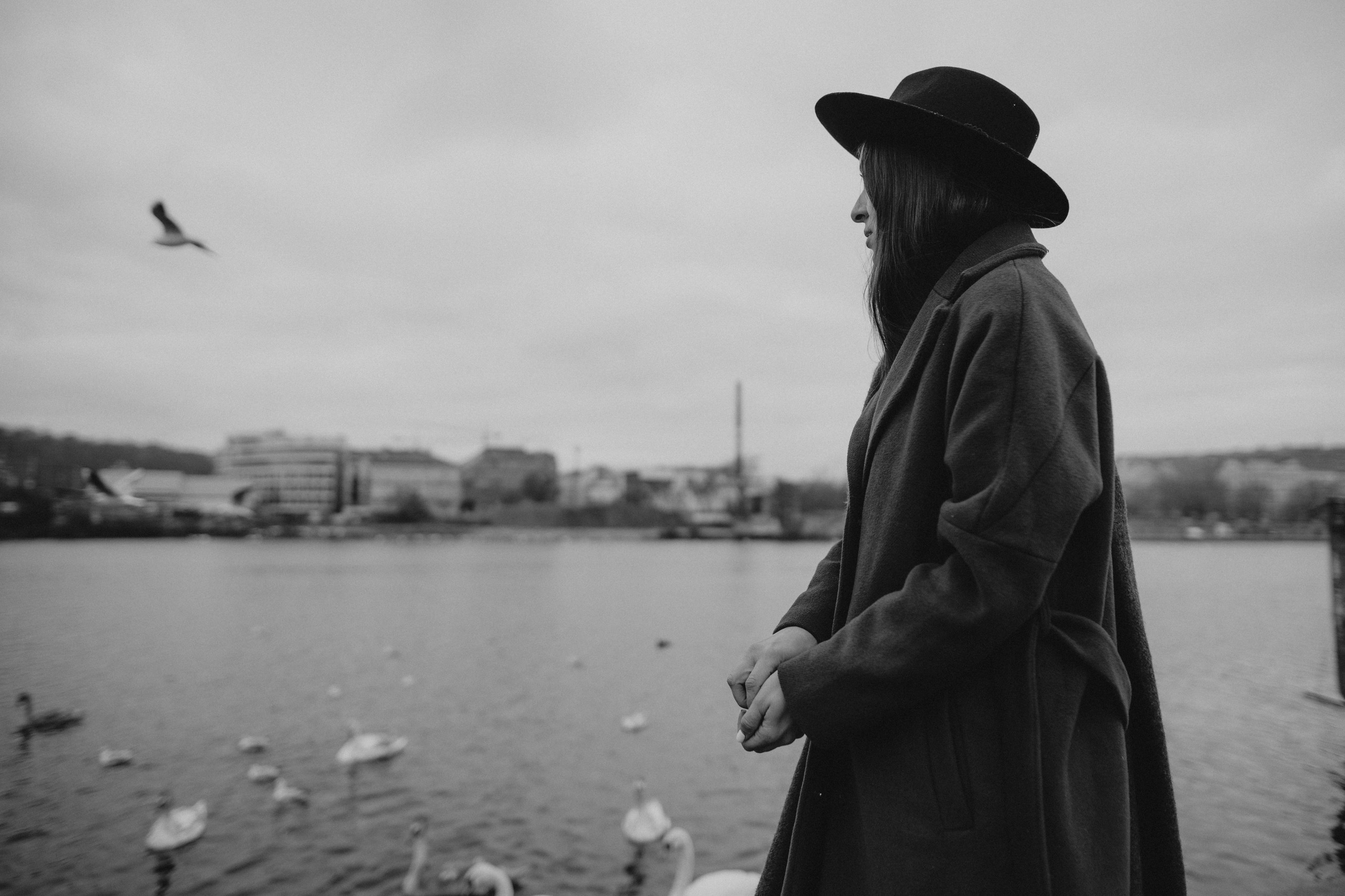 River, coat and birds. Фотограф в Праге Анна Лебедева