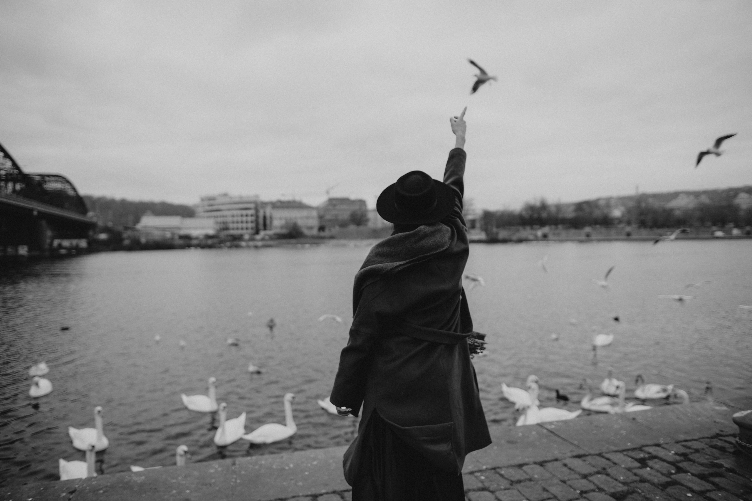 River, coat and birds. Фотограф в Праге Анна Лебедева