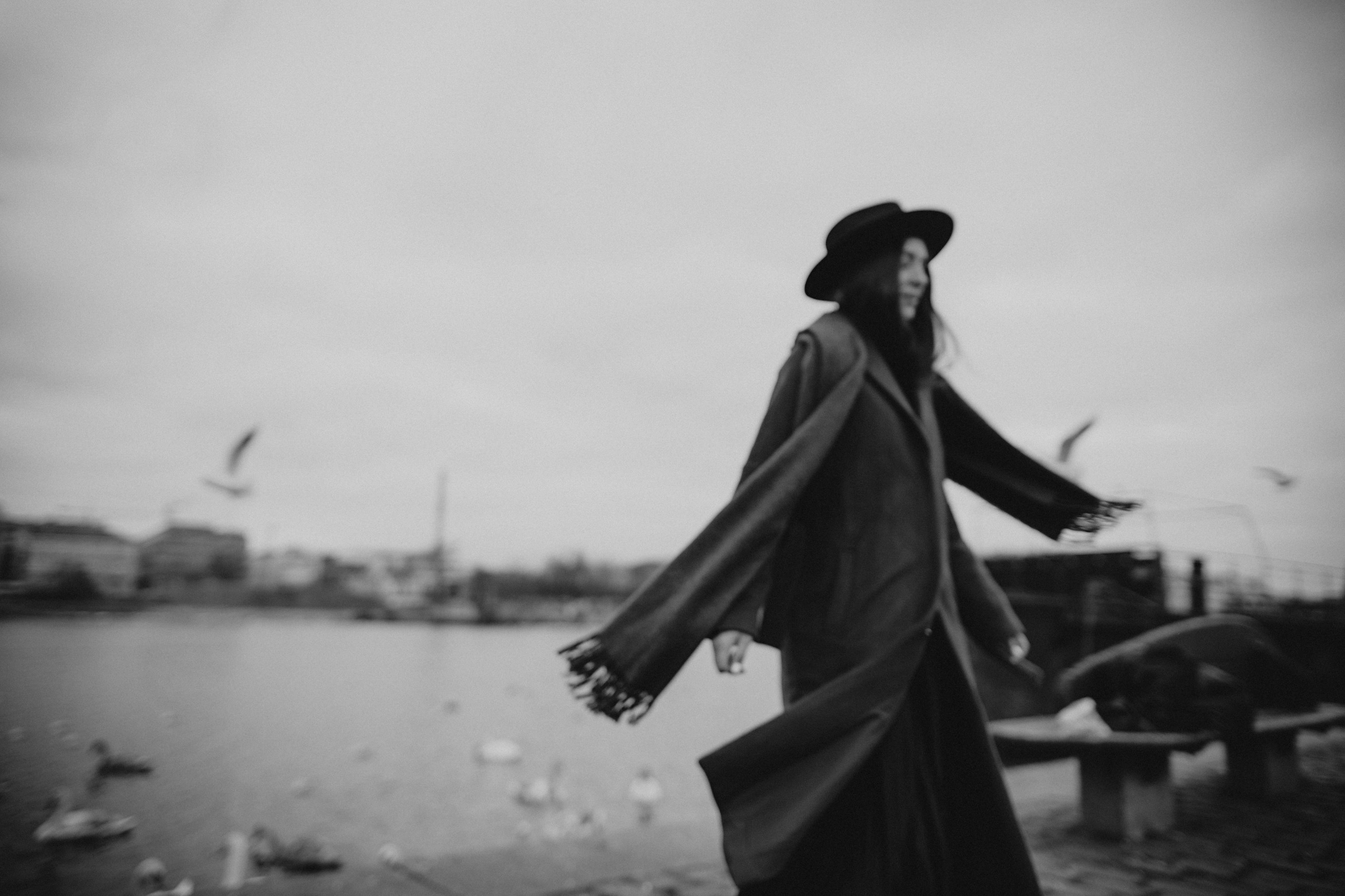 River, coat and birds. Фотограф в Праге Анна Лебедева